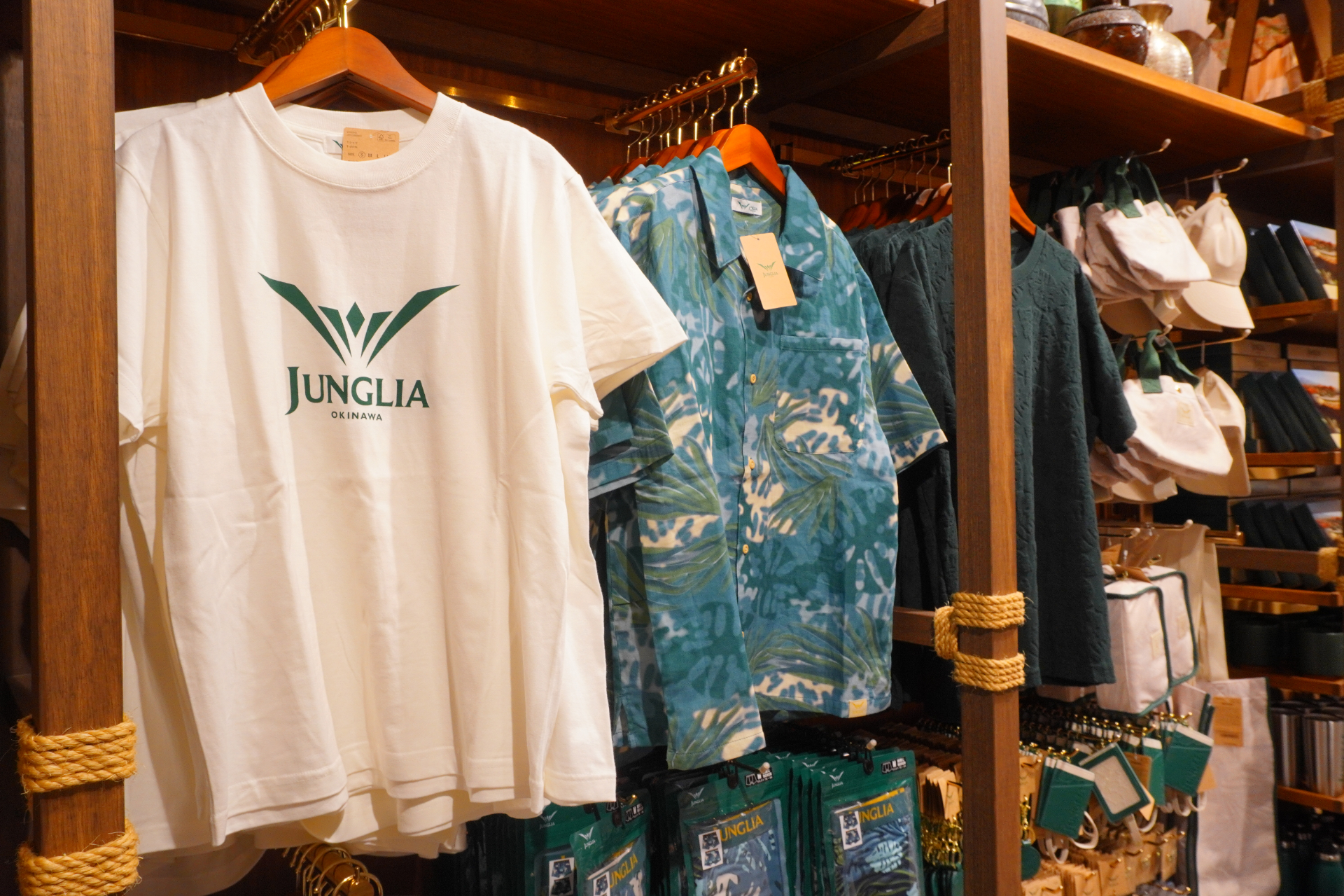 大型ショップ「ビレッジバザール」はパーク内に2か所。恐竜のぬいぐるみや親子で着られるアパレル、お菓子など、沖縄土産にもなる約550種類を取り揃える