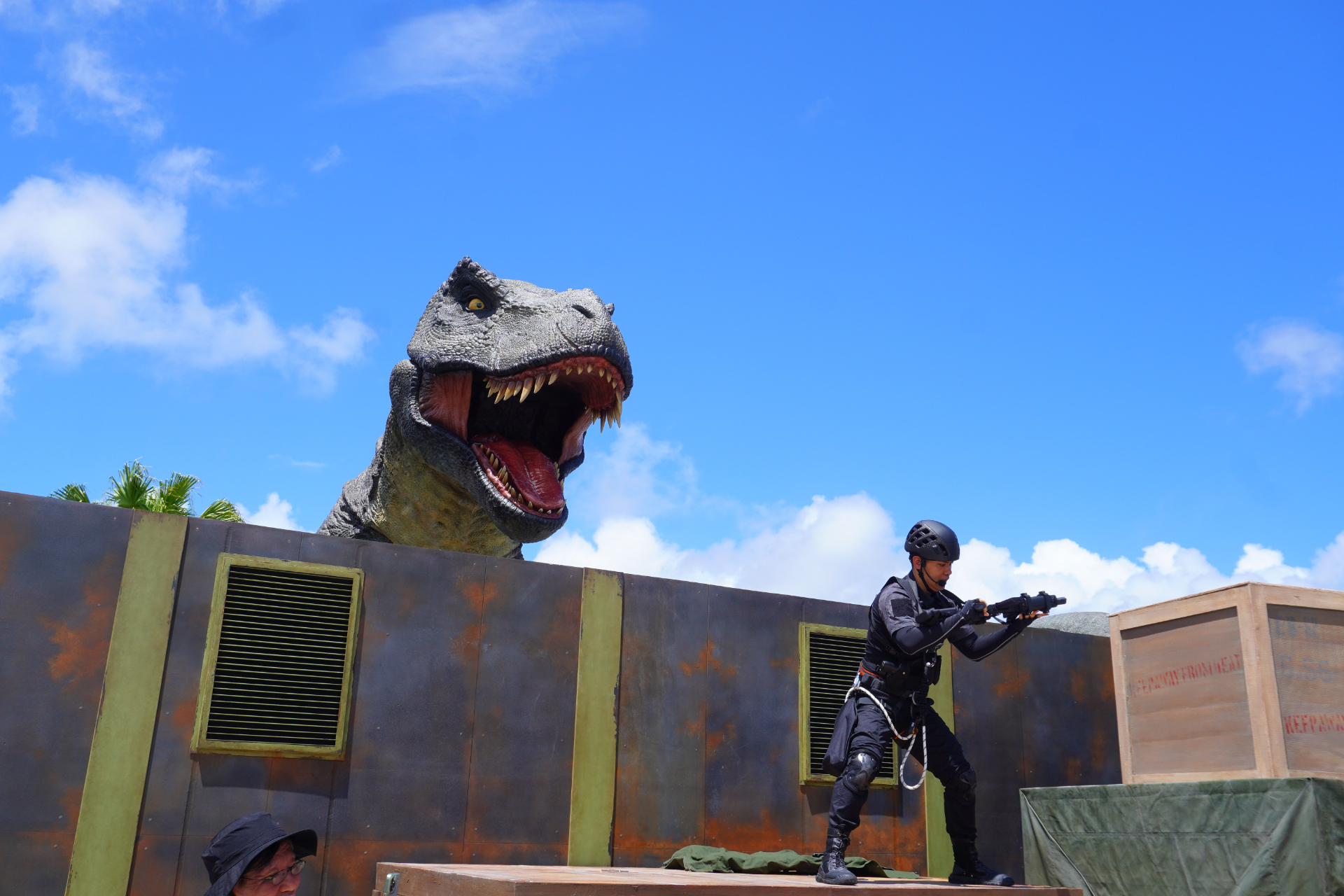 「ダイナソーサファリ」はオフロード車で駆け巡るジャングルツアー。次々と現われる恐竜に遭遇し、クライマックスはT-REXから逃れるため急勾配や池を猛スピードで爆走。途中でブラキオサウルスの股下を通り抜けることろでは滝のようなオシッコをかけられてしまうので要注意。無事に帰着すると、捕獲されたT-REXとの記念撮影タイムも