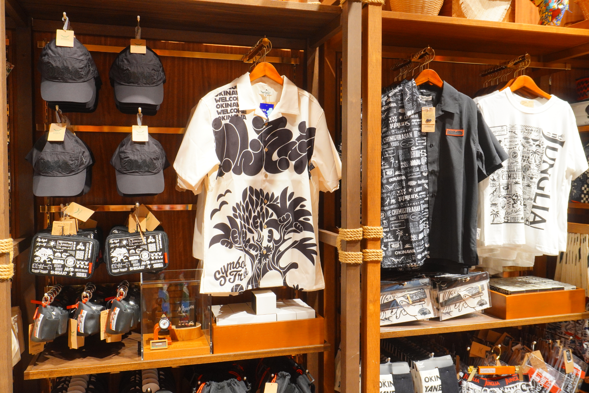 大型ショップ「ビレッジバザール」はパーク内に2か所。恐竜のぬいぐるみや親子で着られるアパレル、お菓子など、沖縄土産にもなる約550種類を取り揃える