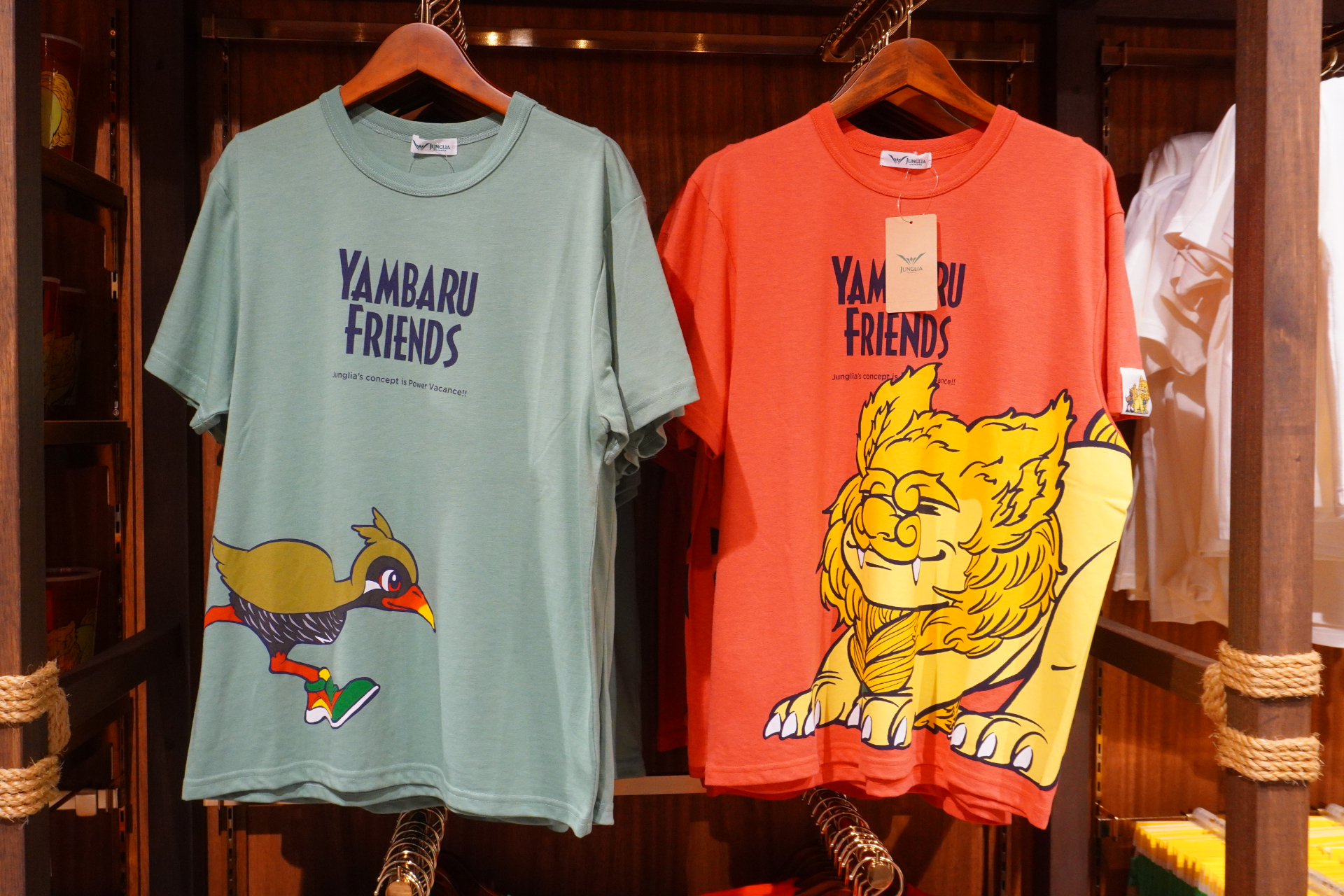 大型ショップ「ビレッジバザール」はパーク内に2か所。恐竜のぬいぐるみや親子で着られるアパレル、お菓子など、沖縄土産にもなる約550種類を取り揃える