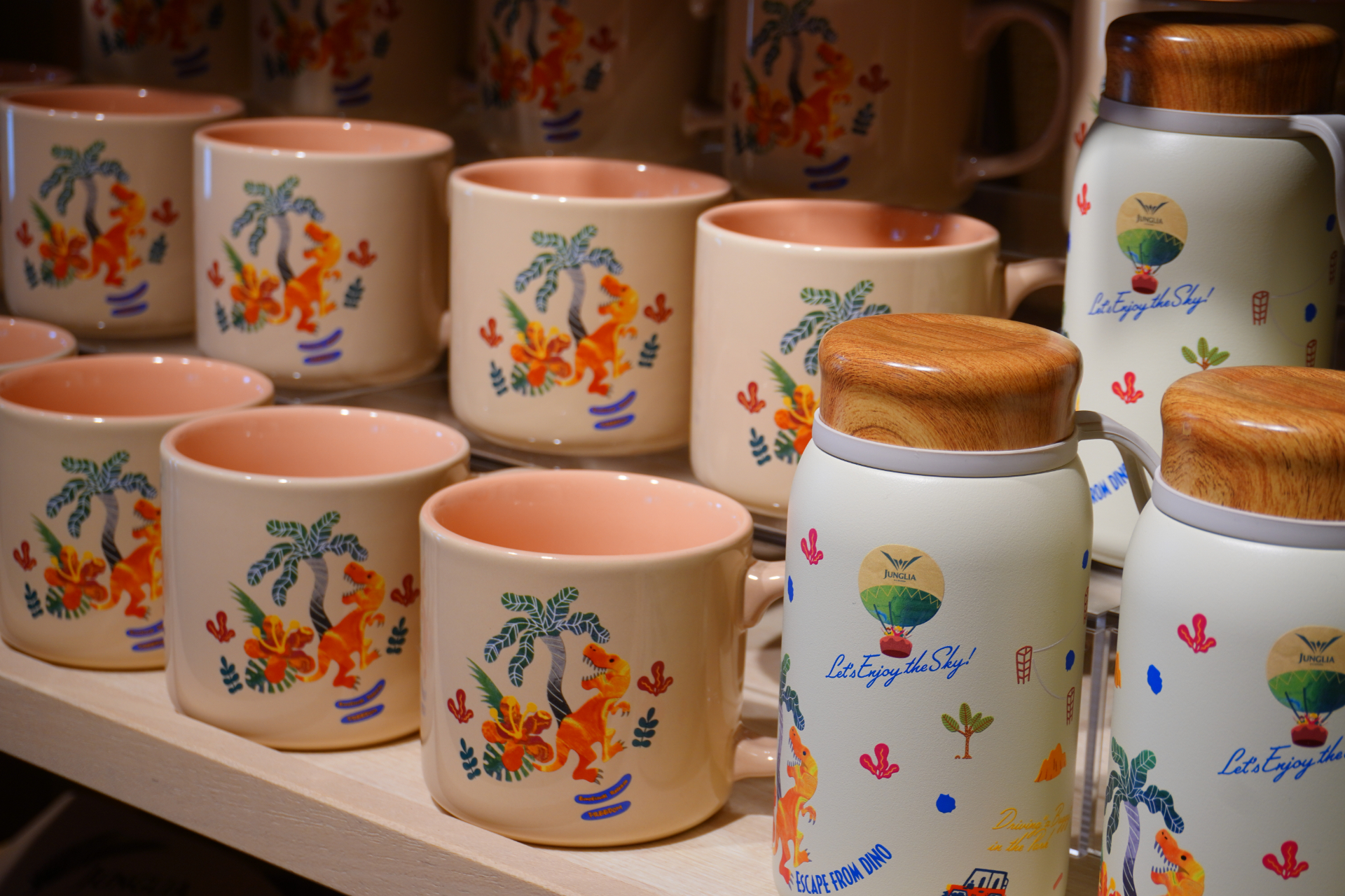 大型ショップ「ビレッジバザール」はパーク内に2か所。恐竜のぬいぐるみや親子で着られるアパレル、お菓子など、沖縄土産にもなる約550種類を取り揃える