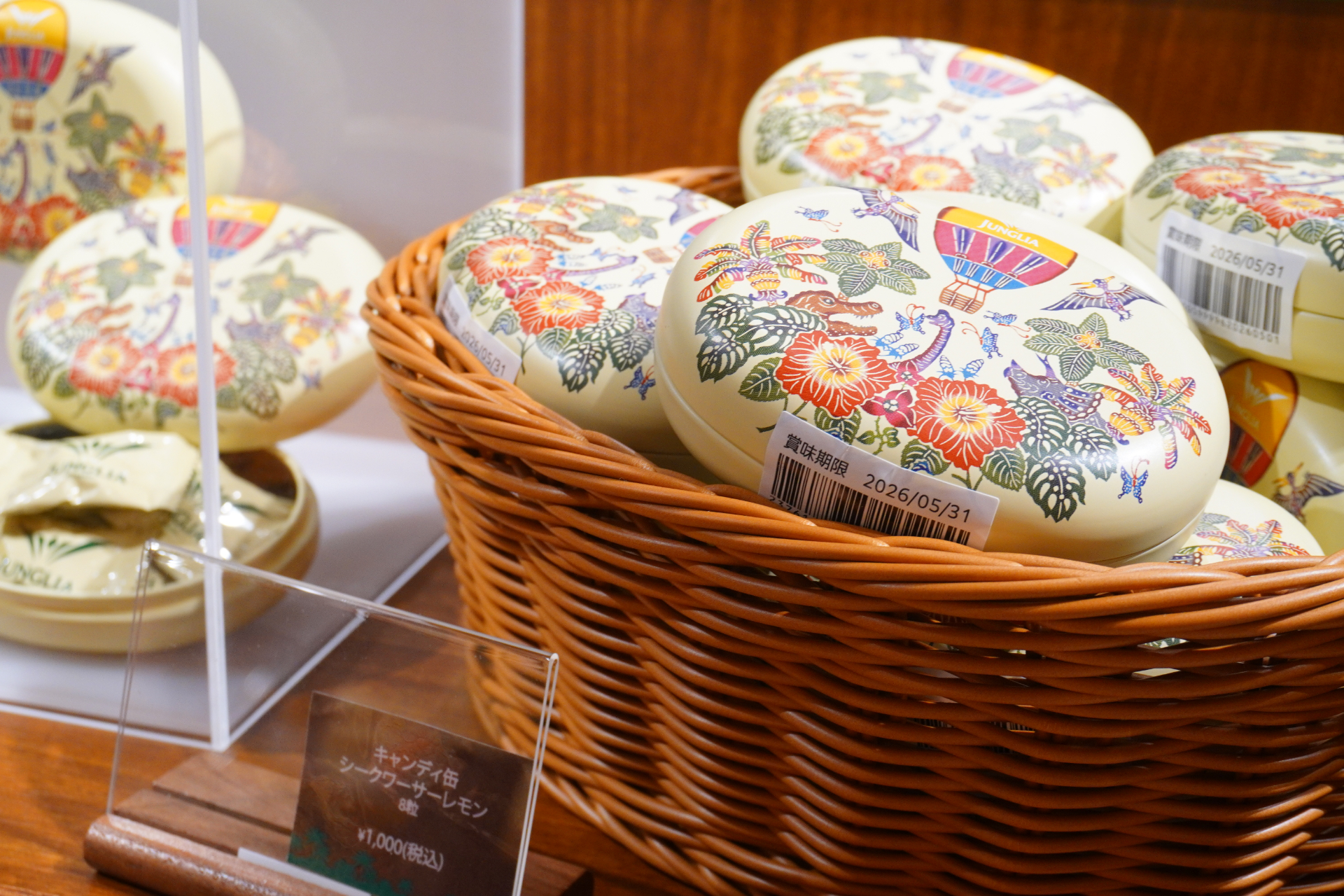 大型ショップ「ビレッジバザール」はパーク内に2か所。恐竜のぬいぐるみや親子で着られるアパレル、お菓子など、沖縄土産にもなる約550種類を取り揃える