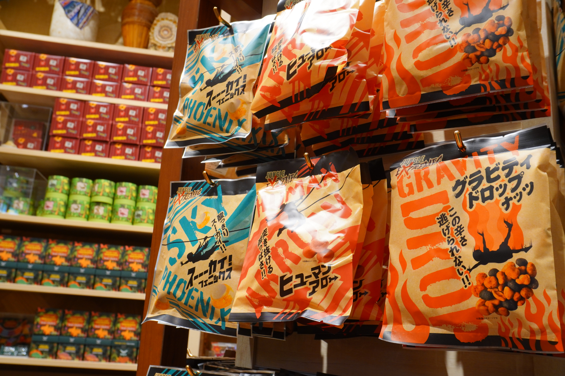 大型ショップ「ビレッジバザール」はパーク内に2か所。恐竜のぬいぐるみや親子で着られるアパレル、お菓子など、沖縄土産にもなる約550種類を取り揃える