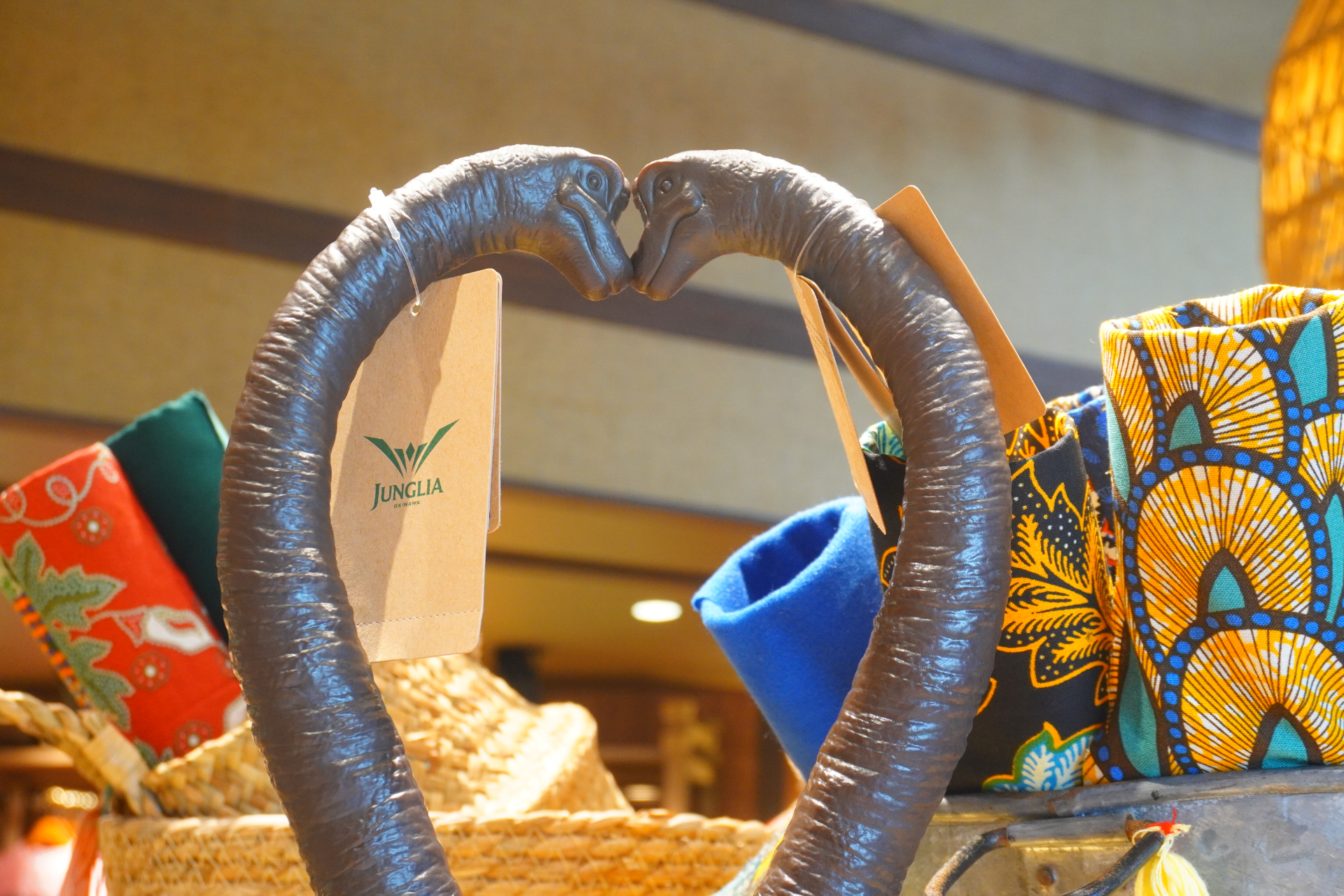 大型ショップ「ビレッジバザール」はパーク内に2か所。恐竜のぬいぐるみや親子で着られるアパレル、お菓子など、沖縄土産にもなる約550種類を取り揃える