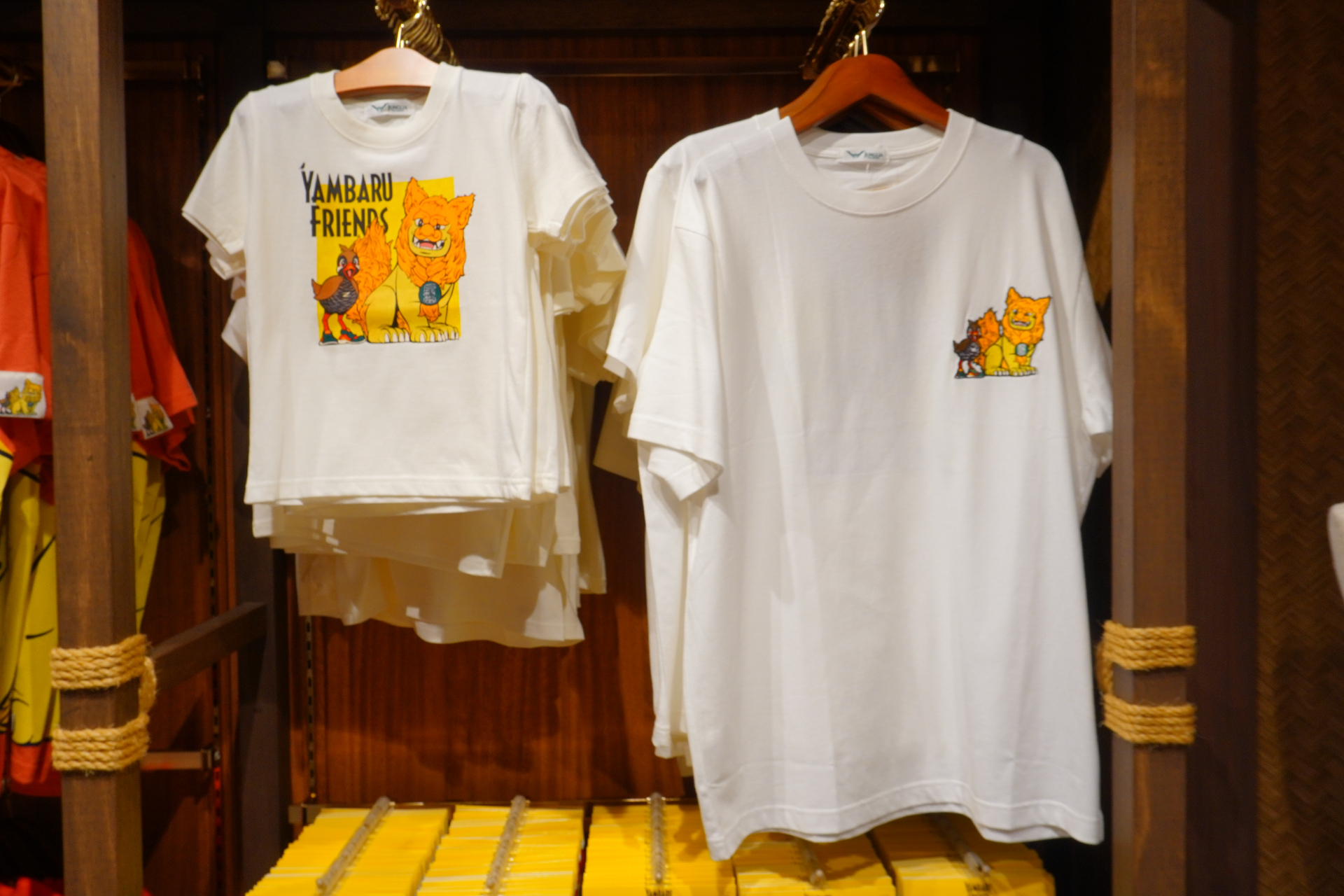 大型ショップ「ビレッジバザール」はパーク内に2か所。恐竜のぬいぐるみや親子で着られるアパレル、お菓子など、沖縄土産にもなる約550種類を取り揃える