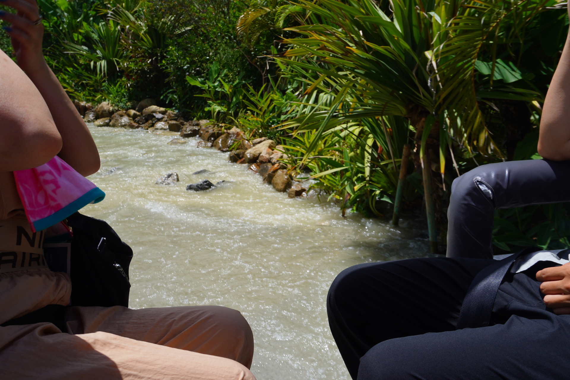 「ダイナソーサファリ」はオフロード車で駆け巡るジャングルツアー。次々と現われる恐竜に遭遇し、クライマックスはT-REXから逃れるため急勾配や池を猛スピードで爆走。途中でブラキオサウルスの股下を通り抜けることろでは滝のようなオシッコをかけられてしまうので要注意。無事に帰着すると、捕獲されたT-REXとの記念撮影タイムも