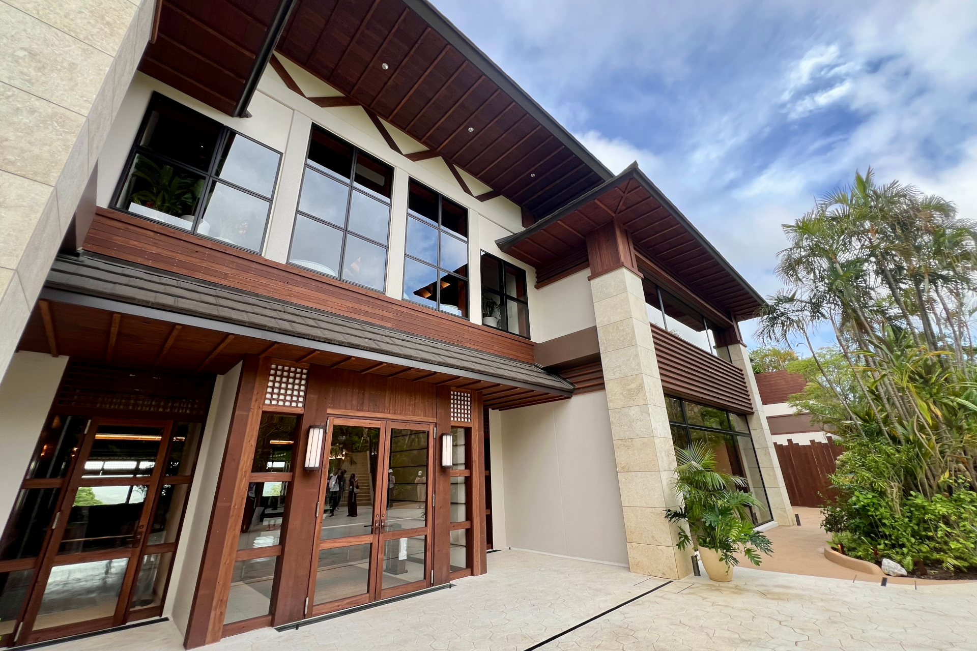 ギネスにも認定された世界最大級のインフィニティ風呂を擁する「スパ ジャングリア」。男女それぞれ、内風呂には天然温泉風呂やジェットバス、神秘的な洞窟風呂など。屋外にはサウナや水風呂、岩風呂、打たせ湯などバラエティ豊か。更衣室や洗面コーナーは広い造りで、アメニティやタオルなども用意されている