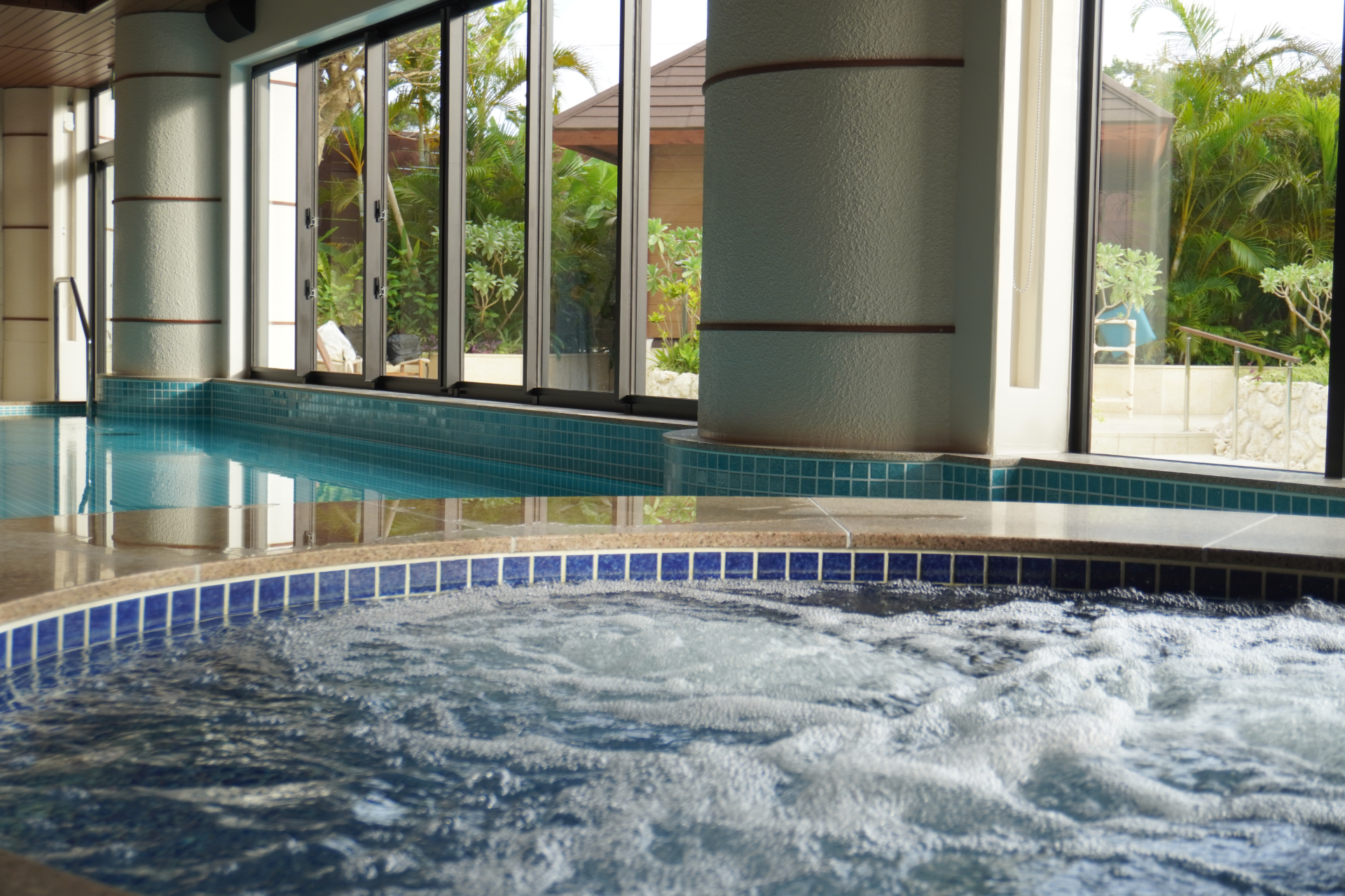 ギネスにも認定された世界最大級のインフィニティ風呂を擁する「スパ ジャングリア」。男女それぞれ、内風呂には天然温泉風呂やジェットバス、神秘的な洞窟風呂など。屋外にはサウナや水風呂、岩風呂、打たせ湯などバラエティ豊か。更衣室や洗面コーナーは広い造りで、アメニティやタオルなども用意されている