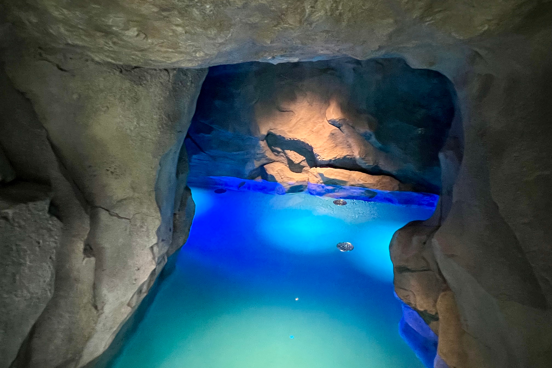 ギネスにも認定された世界最大級のインフィニティ風呂を擁する「スパ ジャングリア」。男女それぞれ、内風呂には天然温泉風呂やジェットバス、神秘的な洞窟風呂など。屋外にはサウナや水風呂、岩風呂、打たせ湯などバラエティ豊か。更衣室や洗面コーナーは広い造りで、アメニティやタオルなども用意されている