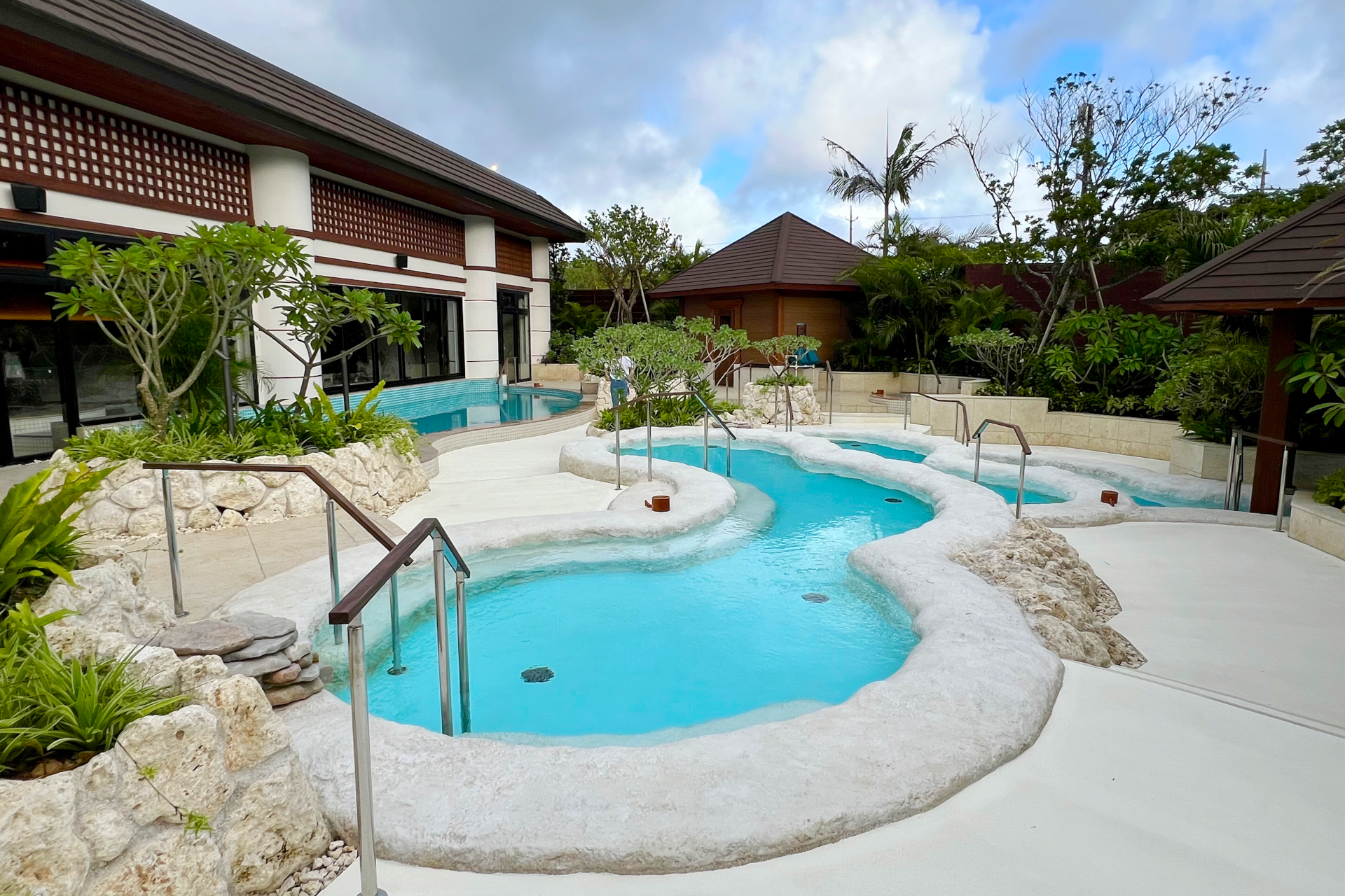 ギネスにも認定された世界最大級のインフィニティ風呂を擁する「スパ ジャングリア」。男女それぞれ、内風呂には天然温泉風呂やジェットバス、神秘的な洞窟風呂など。屋外にはサウナや水風呂、岩風呂、打たせ湯などバラエティ豊か。更衣室や洗面コーナーは広い造りで、アメニティやタオルなども用意されている