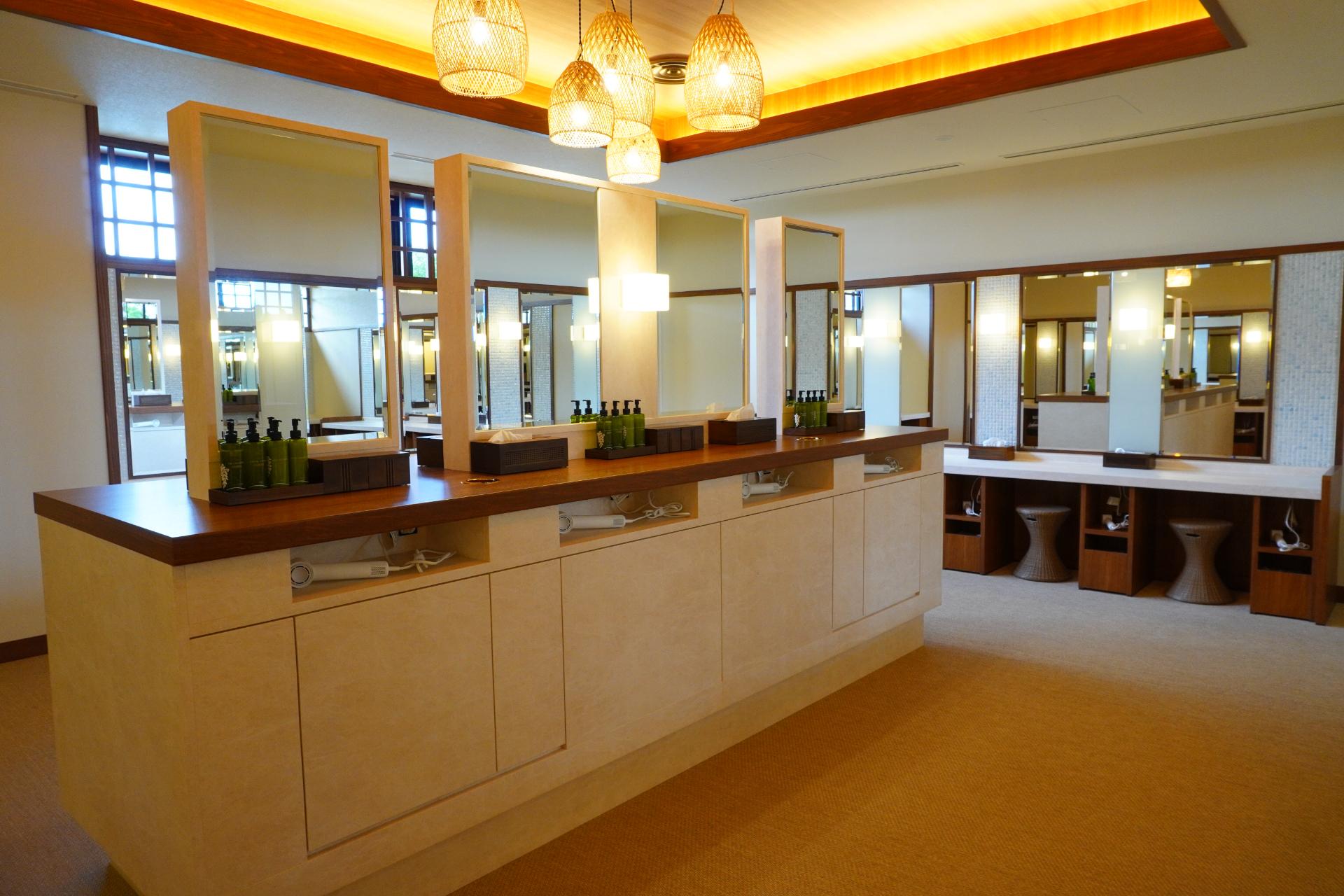 ギネスにも認定された世界最大級のインフィニティ風呂を擁する「スパ ジャングリア」。男女それぞれ、内風呂には天然温泉風呂やジェットバス、神秘的な洞窟風呂など。屋外にはサウナや水風呂、岩風呂、打たせ湯などバラエティ豊か。更衣室や洗面コーナーは広い造りで、アメニティやタオルなども用意されている