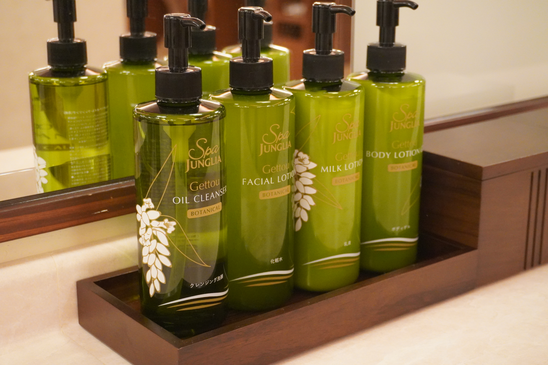 ギネスにも認定された世界最大級のインフィニティ風呂を擁する「スパ ジャングリア」。男女それぞれ、内風呂には天然温泉風呂やジェットバス、神秘的な洞窟風呂など。屋外にはサウナや水風呂、岩風呂、打たせ湯などバラエティ豊か。更衣室や洗面コーナーは広い造りで、アメニティやタオルなども用意されている