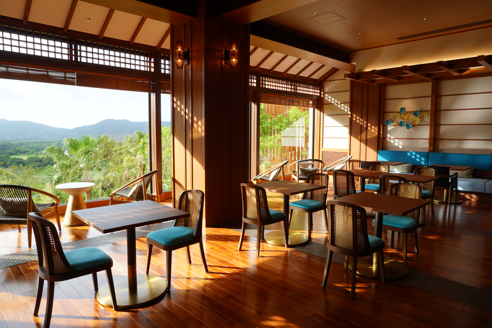 スパ ジャングリア内のレストラン＆バー「トロピカルオアシス」では、やんばるの美しい景色を眺めながら味わう健康志向のメニューを提供。島野菜や県産牛など地産地消にこだわり、南国リゾートらしいトロピカルカクテルも楽しめる