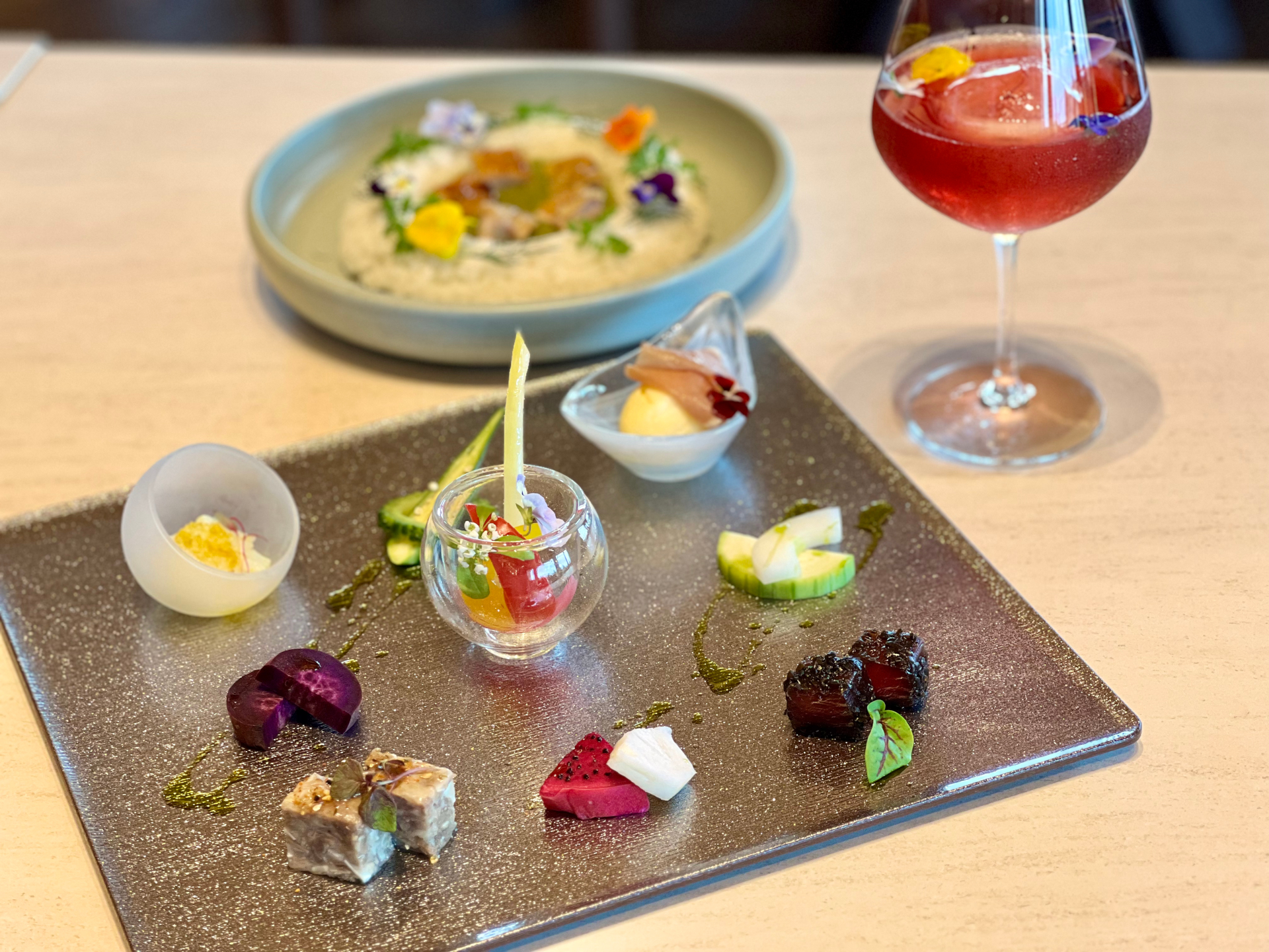 スパ ジャングリア内のレストラン＆バー「トロピカルオアシス」では、やんばるの美しい景色を眺めながら味わう健康志向のメニューを提供。島野菜や県産牛など地産地消にこだわり、南国リゾートらしいトロピカルカクテルも楽しめる