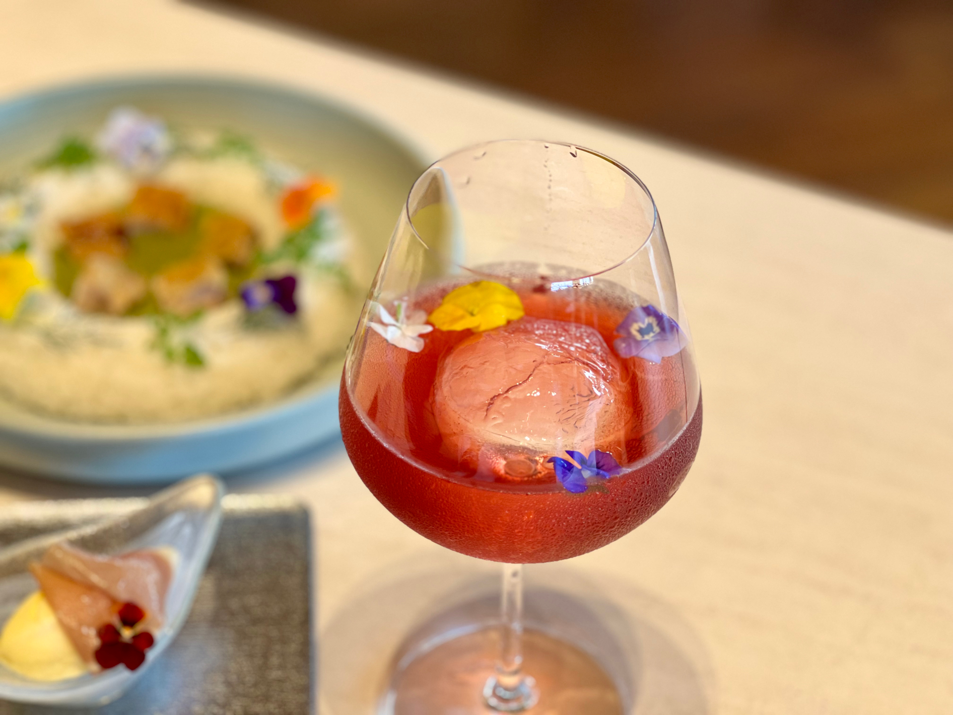 スパ ジャングリア内のレストラン＆バー「トロピカルオアシス」では、やんばるの美しい景色を眺めながら味わう健康志向のメニューを提供。島野菜や県産牛など地産地消にこだわり、南国リゾートらしいトロピカルカクテルも楽しめる