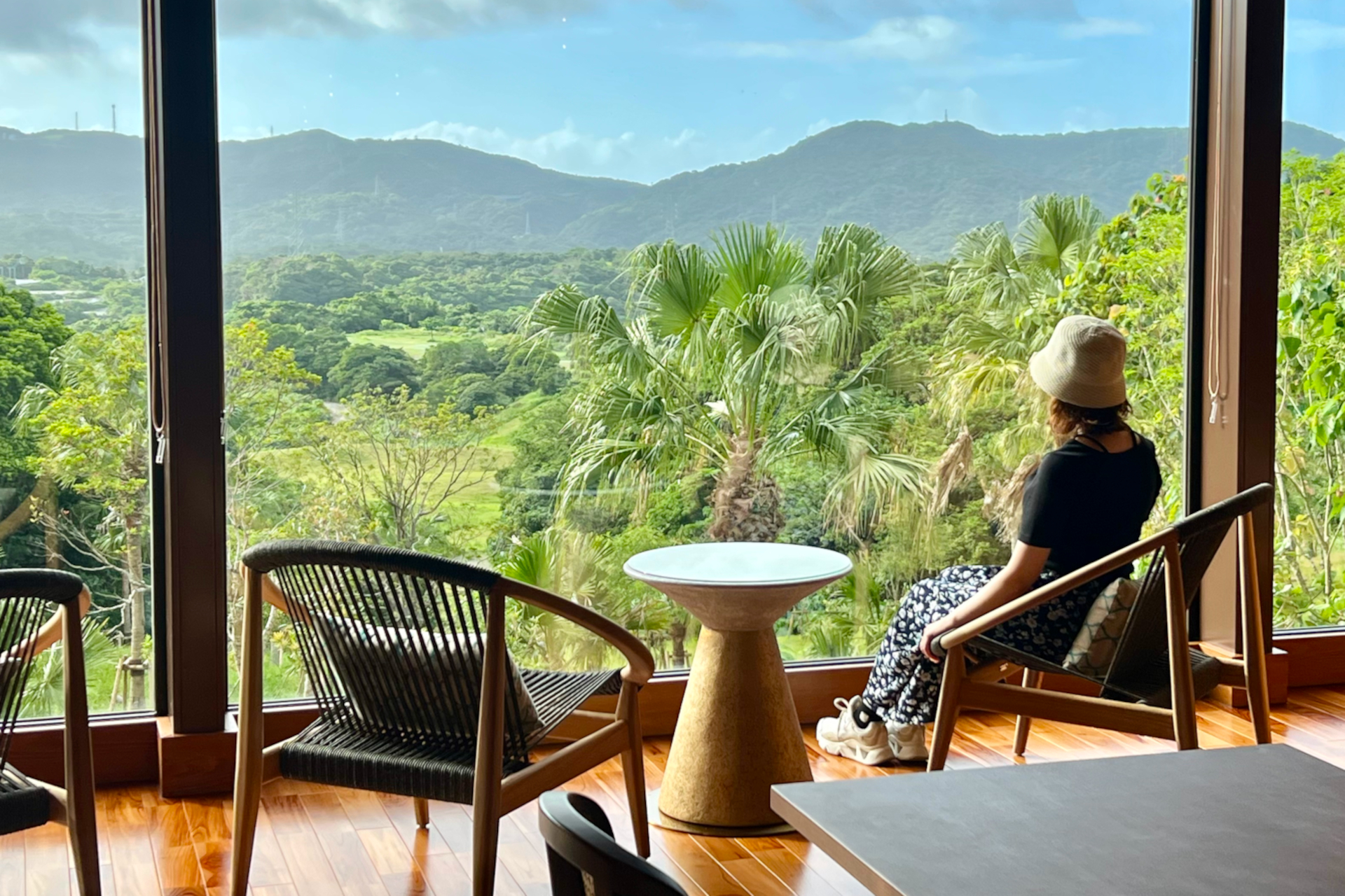 スパ ジャングリア内のレストラン＆バー「トロピカルオアシス」では、やんばるの美しい景色を眺めながら味わう健康志向のメニューを提供。島野菜や県産牛など地産地消にこだわり、南国リゾートらしいトロピカルカクテルも楽しめる