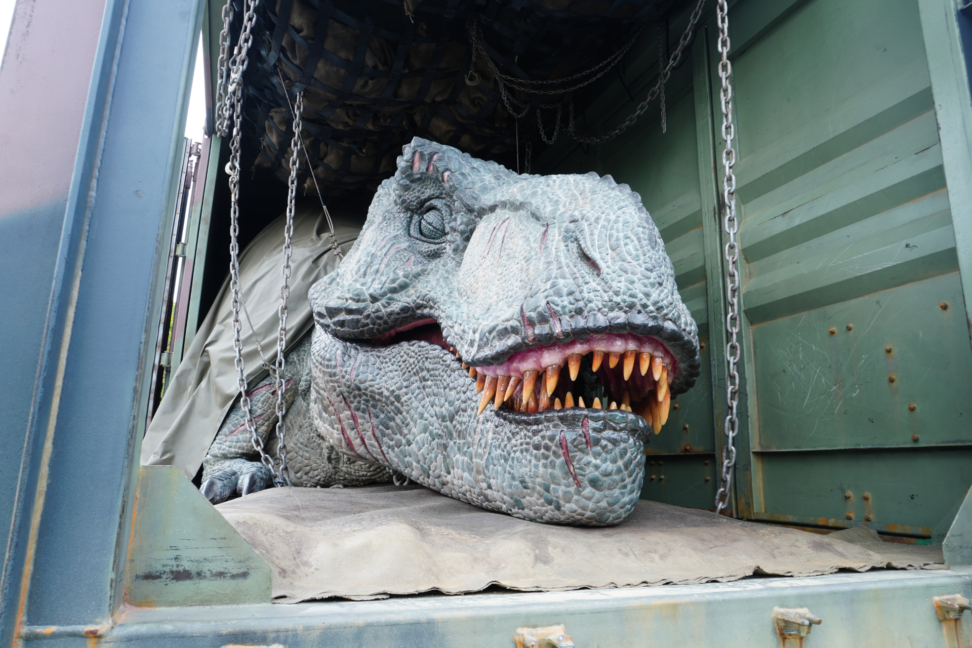 「ダイナソーサファリ」はオフロード車で駆け巡るジャングルツアー。次々と現われる恐竜に遭遇し、クライマックスはT-REXから逃れるため急勾配や池を猛スピードで爆走。途中でブラキオサウルスの股下を通り抜けることろでは滝のようなオシッコをかけられてしまうので要注意。無事に帰着すると、捕獲されたT-REXとの記念撮影タイムも