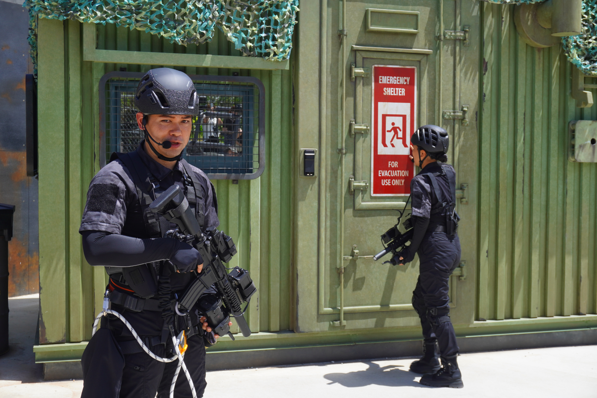 「ダイナソーサファリ」はオフロード車で駆け巡るジャングルツアー。次々と現われる恐竜に遭遇し、クライマックスはT-REXから逃れるため急勾配や池を猛スピードで爆走。途中でブラキオサウルスの股下を通り抜けることろでは滝のようなオシッコをかけられてしまうので要注意。無事に帰着すると、捕獲されたT-REXとの記念撮影タイムも