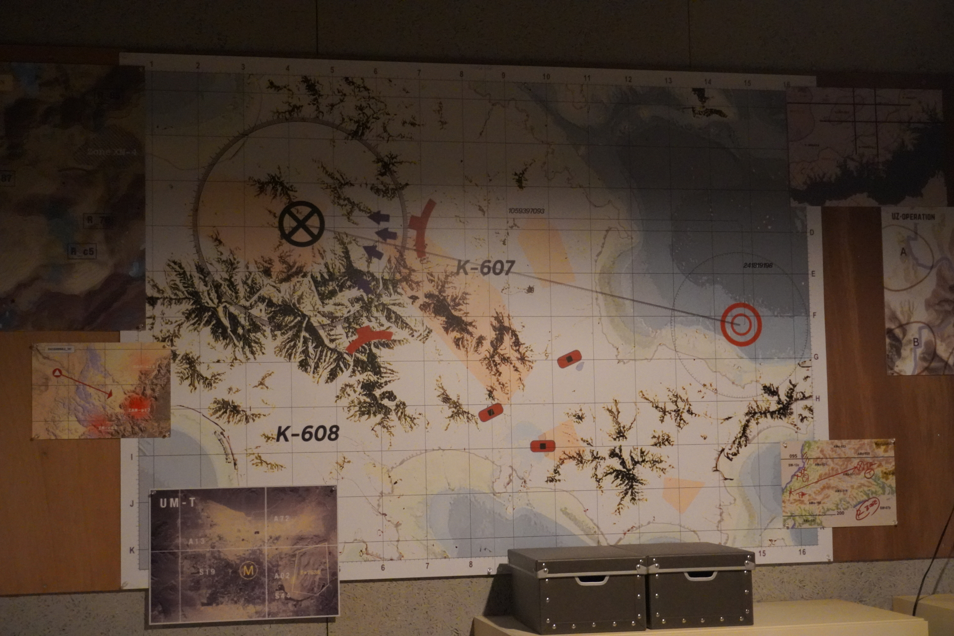 「ダイナソーサファリ」はオフロード車で駆け巡るジャングルツアー。次々と現われる恐竜に遭遇し、クライマックスはT-REXから逃れるため急勾配や池を猛スピードで爆走。途中でブラキオサウルスの股下を通り抜けることろでは滝のようなオシッコをかけられてしまうので要注意。無事に帰着すると、捕獲されたT-REXとの記念撮影タイムも