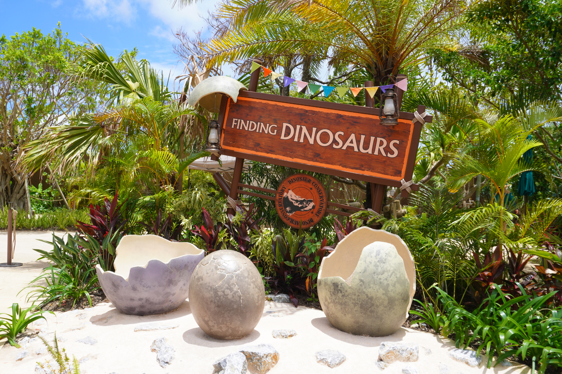 「ファインディングダイナソー」は、迷子になった恐竜の赤ちゃんを探すジャングルツアー。途中にはトロッコや吊り橋もあり、クライマックスは狭い洞窟の中へ。そこで見られる感動の光景は、ぜひパークに来場して体験を。ツアーの最後には参加者特典のステッカーシールがもらえ、動く恐竜との記念撮影も楽しめる