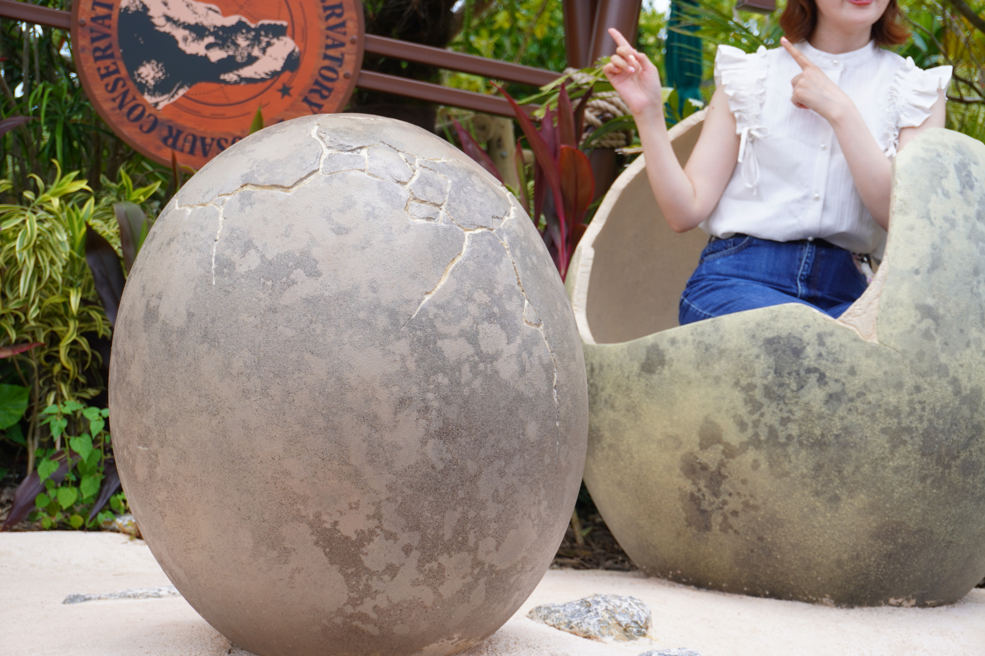 「ファインディングダイナソー」は、迷子になった恐竜の赤ちゃんを探すジャングルツアー。途中にはトロッコや吊り橋もあり、クライマックスは狭い洞窟の中へ。そこで見られる感動の光景は、ぜひパークに来場して体験を。ツアーの最後には参加者特典のステッカーシールがもらえ、動く恐竜との記念撮影も楽しめる