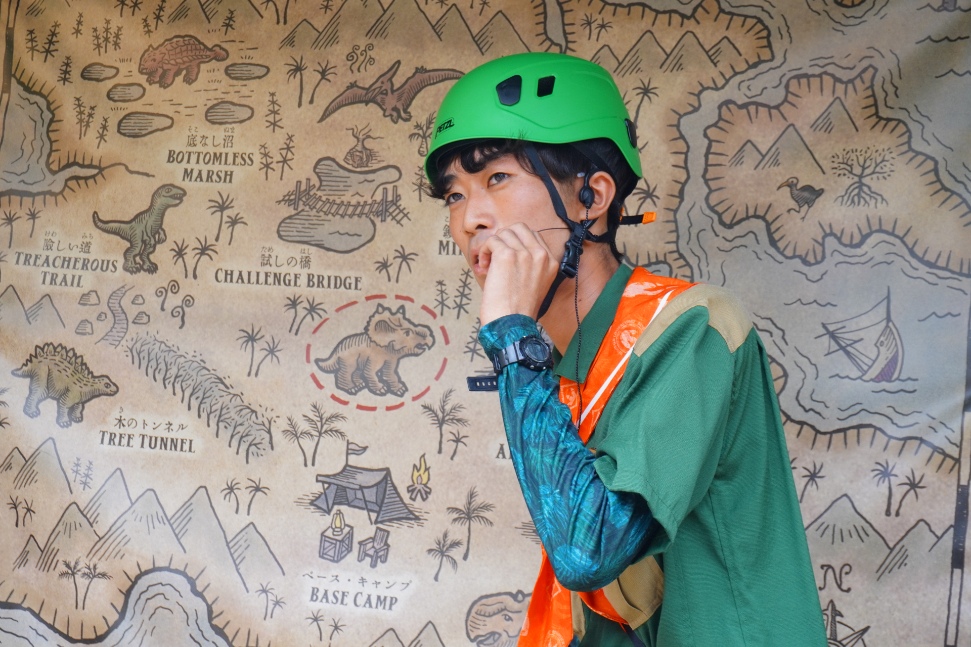 「ファインディングダイナソー」は、迷子になった恐竜の赤ちゃんを探すジャングルツアー。途中にはトロッコや吊り橋もあり、クライマックスは狭い洞窟の中へ。そこで見られる感動の光景は、ぜひパークに来場して体験を。ツアーの最後には参加者特典のステッカーシールがもらえ、動く恐竜との記念撮影も楽しめる