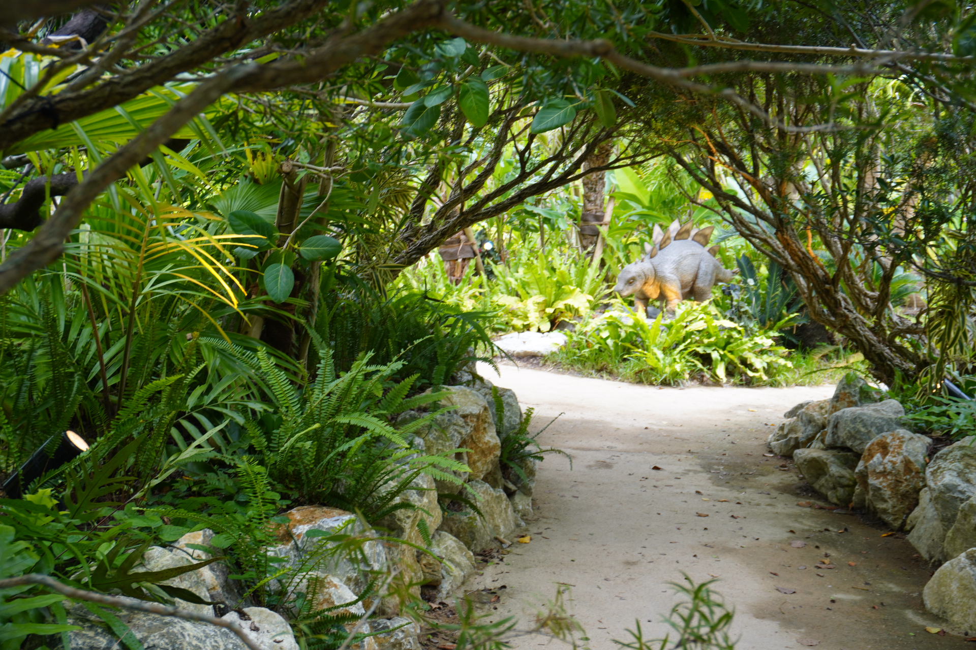 「ファインディングダイナソー」は、迷子になった恐竜の赤ちゃんを探すジャングルツアー。途中にはトロッコや吊り橋もあり、クライマックスは狭い洞窟の中へ。そこで見られる感動の光景は、ぜひパークに来場して体験を。ツアーの最後には参加者特典のステッカーシールがもらえ、動く恐竜との記念撮影も楽しめる