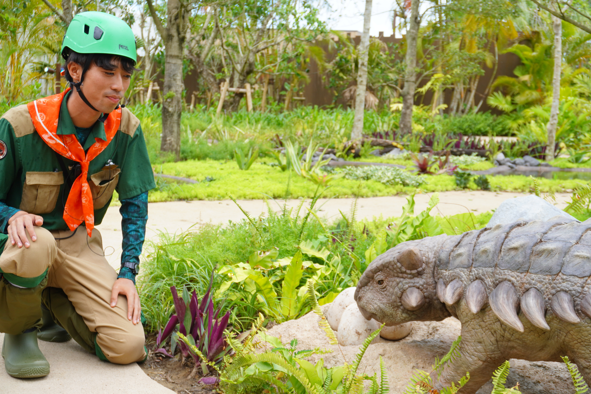 「ファインディングダイナソー」は、迷子になった恐竜の赤ちゃんを探すジャングルツアー。途中にはトロッコや吊り橋もあり、クライマックスは狭い洞窟の中へ。そこで見られる感動の光景は、ぜひパークに来場して体験を。ツアーの最後には参加者特典のステッカーシールがもらえ、動く恐竜との記念撮影も楽しめる