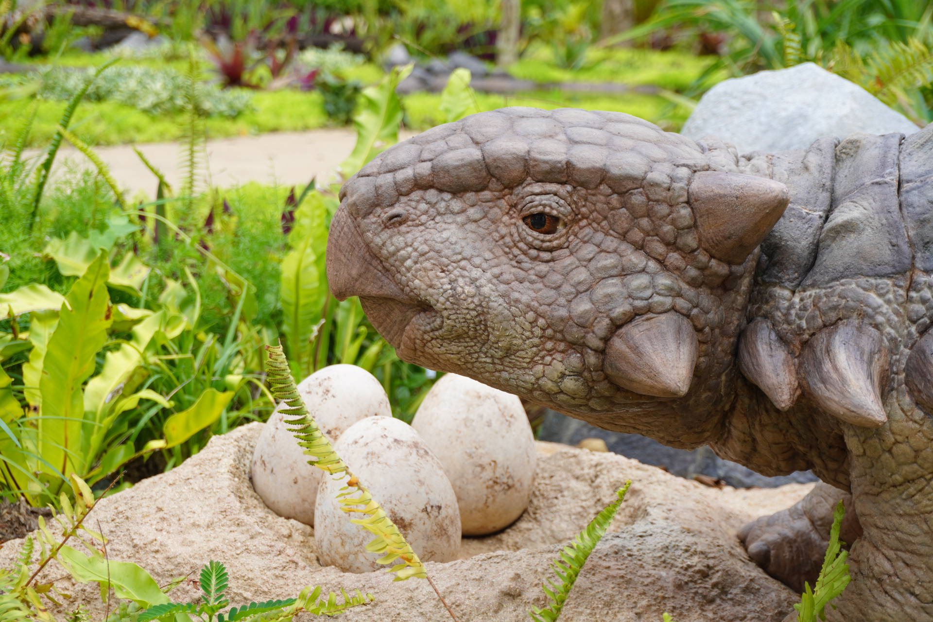 「ファインディングダイナソー」は、迷子になった恐竜の赤ちゃんを探すジャングルツアー。途中にはトロッコや吊り橋もあり、クライマックスは狭い洞窟の中へ。そこで見られる感動の光景は、ぜひパークに来場して体験を。ツアーの最後には参加者特典のステッカーシールがもらえ、動く恐竜との記念撮影も楽しめる