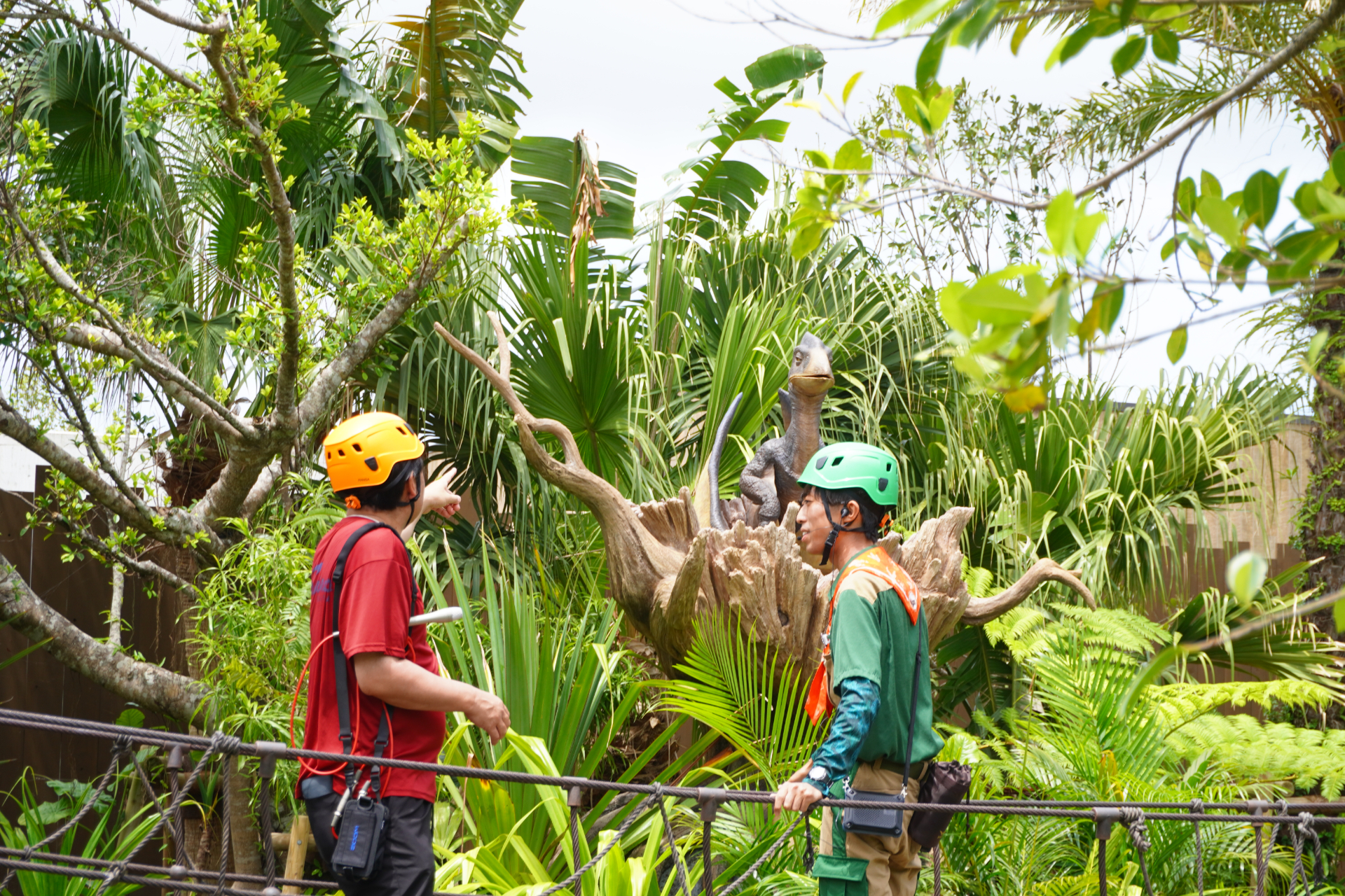 「ファインディングダイナソー」は、迷子になった恐竜の赤ちゃんを探すジャングルツアー。途中にはトロッコや吊り橋もあり、クライマックスは狭い洞窟の中へ。そこで見られる感動の光景は、ぜひパークに来場して体験を。ツアーの最後には参加者特典のステッカーシールがもらえ、動く恐竜との記念撮影も楽しめる