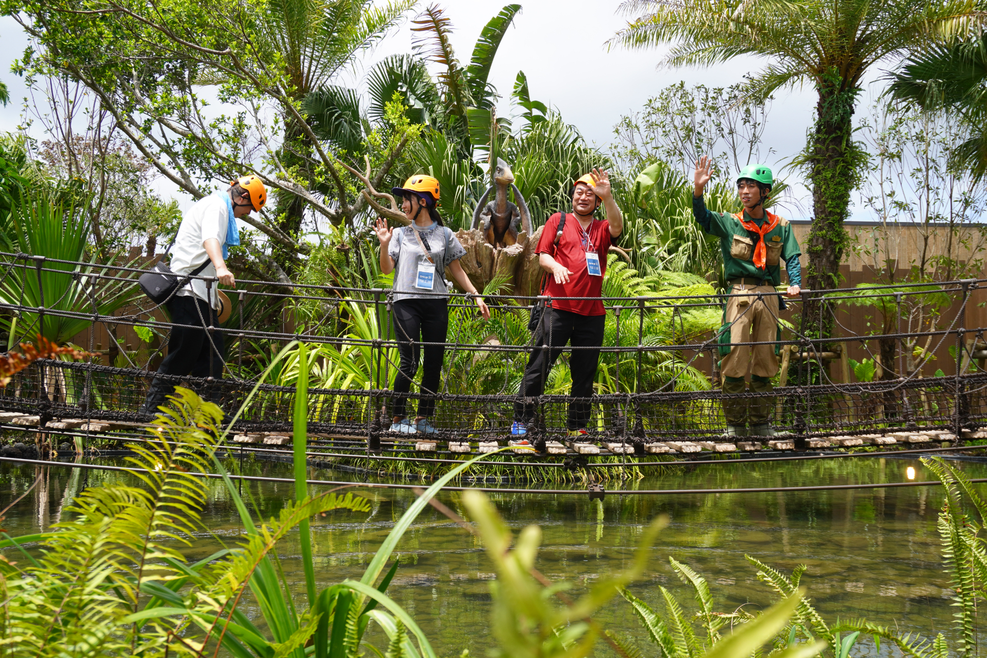 「ファインディングダイナソー」は、迷子になった恐竜の赤ちゃんを探すジャングルツアー。途中にはトロッコや吊り橋もあり、クライマックスは狭い洞窟の中へ。そこで見られる感動の光景は、ぜひパークに来場して体験を。ツアーの最後には参加者特典のステッカーシールがもらえ、動く恐竜との記念撮影も楽しめる