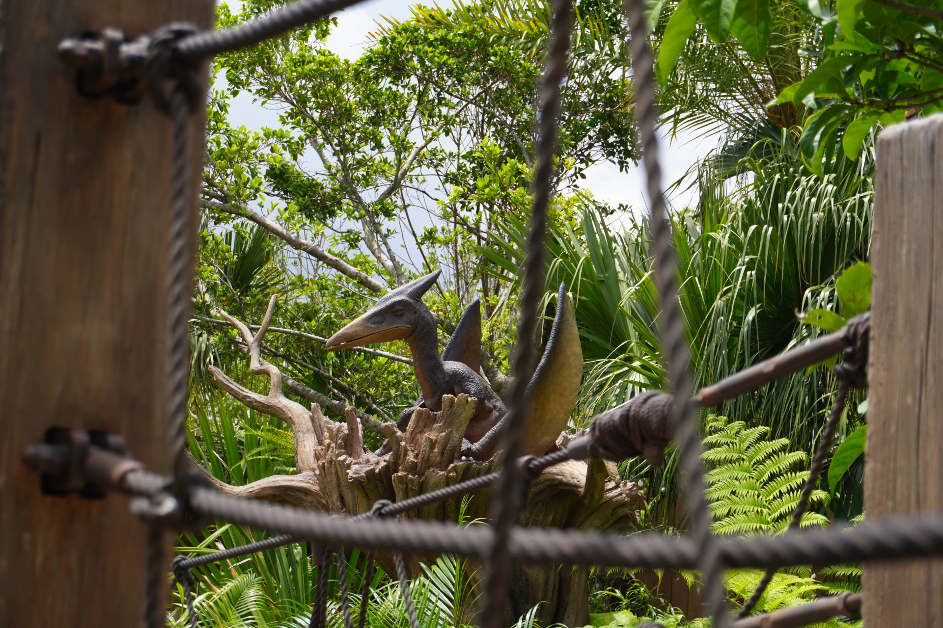 「ファインディングダイナソー」は、迷子になった恐竜の赤ちゃんを探すジャングルツアー。途中にはトロッコや吊り橋もあり、クライマックスは狭い洞窟の中へ。そこで見られる感動の光景は、ぜひパークに来場して体験を。ツアーの最後には参加者特典のステッカーシールがもらえ、動く恐竜との記念撮影も楽しめる