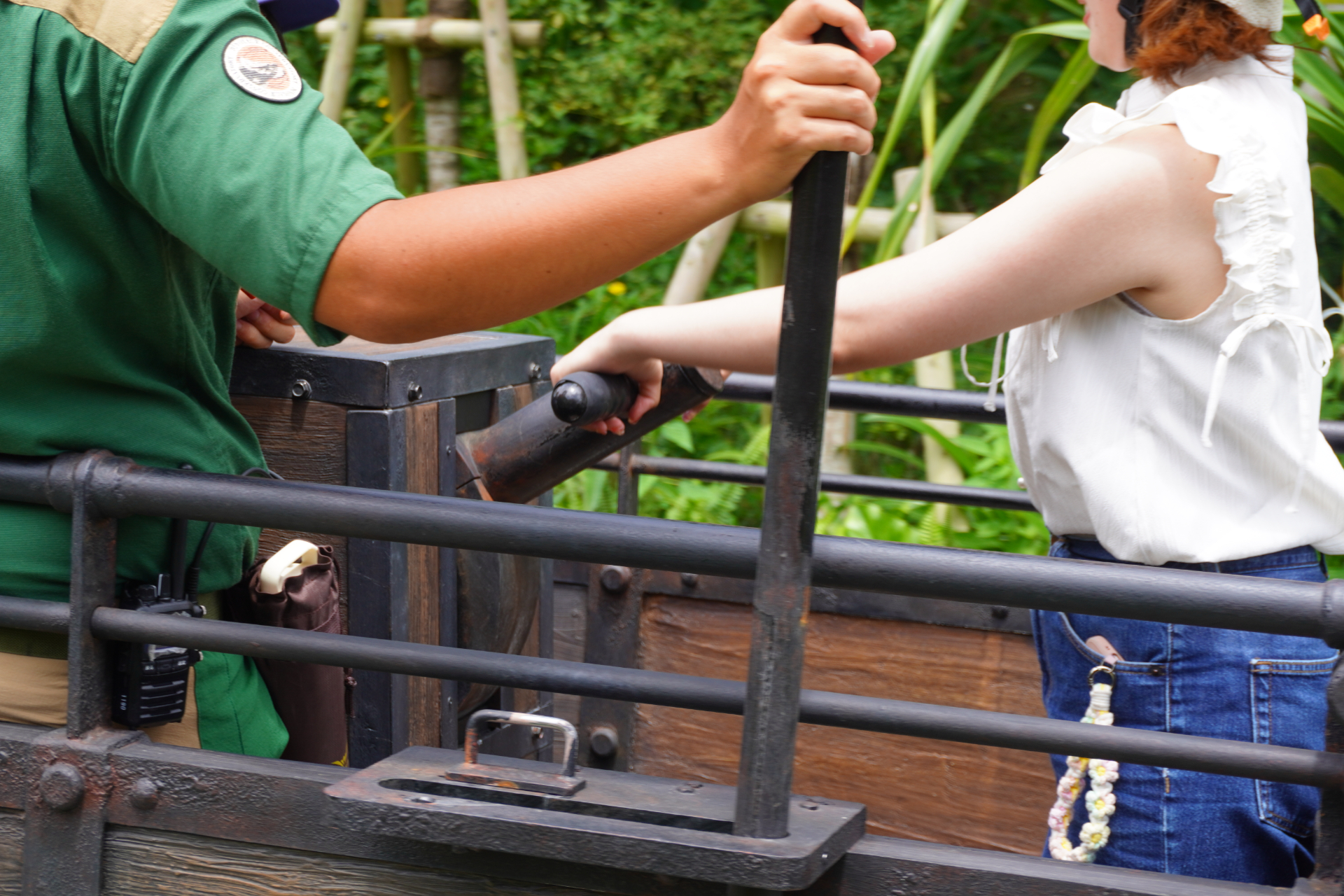 「ファインディングダイナソー」は、迷子になった恐竜の赤ちゃんを探すジャングルツアー。途中にはトロッコや吊り橋もあり、クライマックスは狭い洞窟の中へ。そこで見られる感動の光景は、ぜひパークに来場して体験を。ツアーの最後には参加者特典のステッカーシールがもらえ、動く恐竜との記念撮影も楽しめる