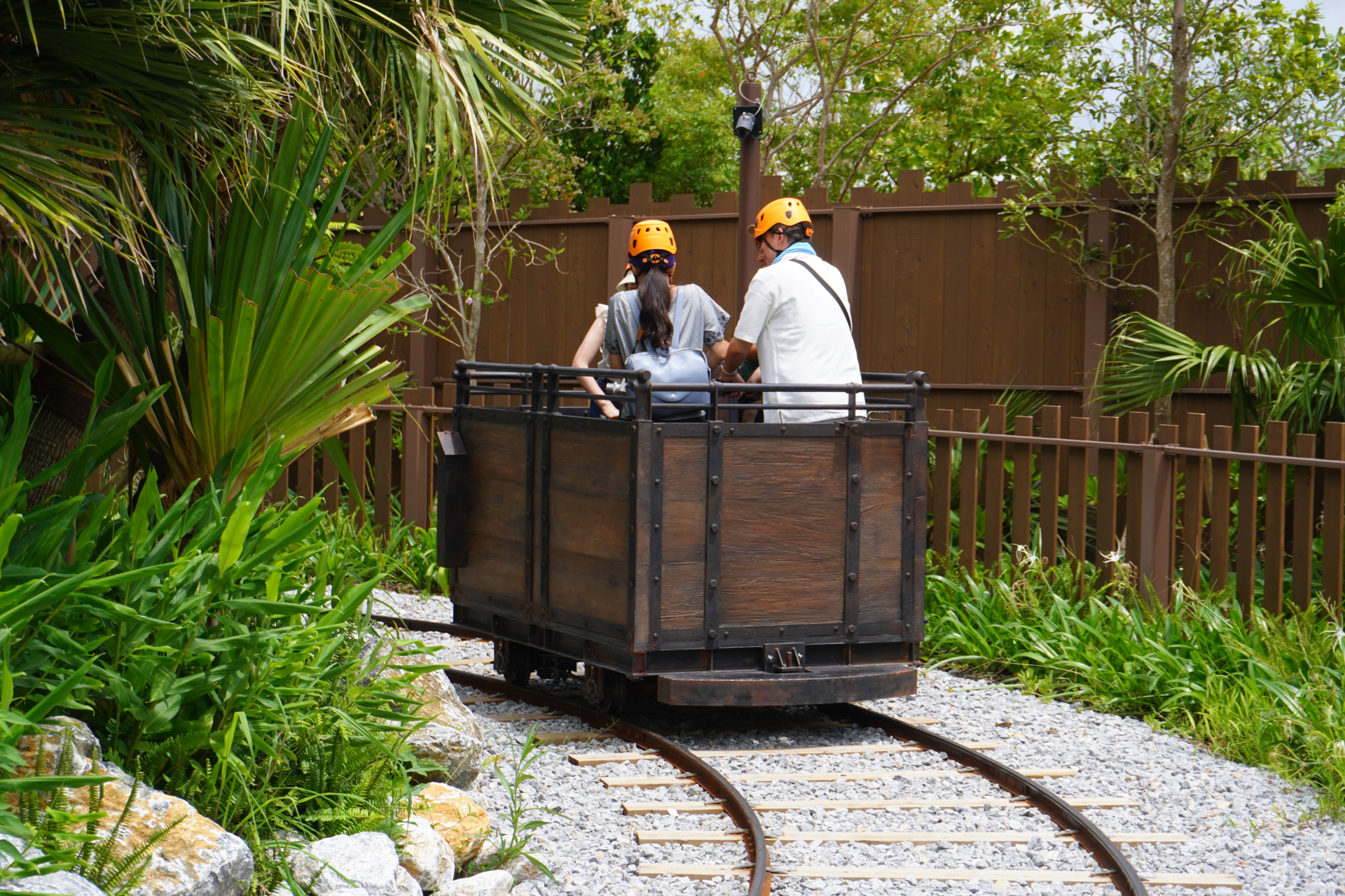 「ファインディングダイナソー」は、迷子になった恐竜の赤ちゃんを探すジャングルツアー。途中にはトロッコや吊り橋もあり、クライマックスは狭い洞窟の中へ。そこで見られる感動の光景は、ぜひパークに来場して体験を。ツアーの最後には参加者特典のステッカーシールがもらえ、動く恐竜との記念撮影も楽しめる