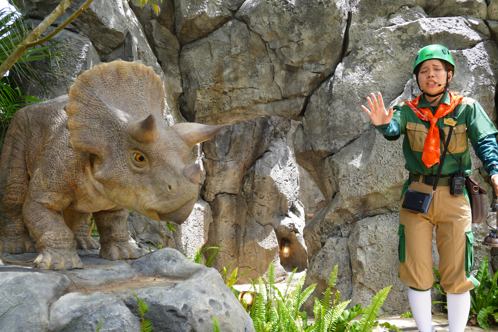 「ファインディングダイナソー」は、迷子になった恐竜の赤ちゃんを探すジャングルツアー。途中にはトロッコや吊り橋もあり、クライマックスは狭い洞窟の中へ。そこで見られる感動の光景は、ぜひパークに来場して体験を。ツアーの最後には参加者特典のステッカーシールがもらえ、動く恐竜との記念撮影も楽しめる