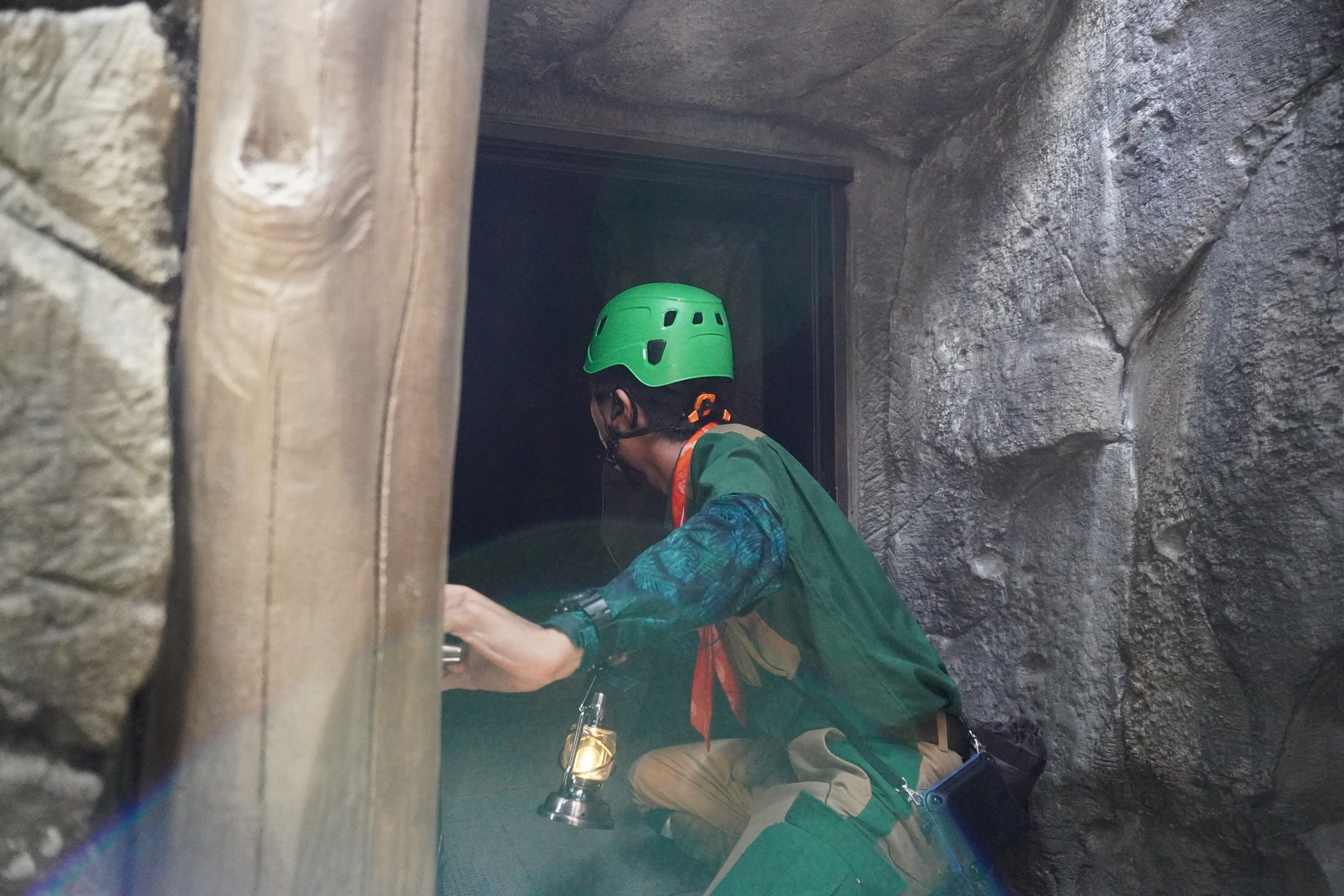 「ファインディングダイナソー」は、迷子になった恐竜の赤ちゃんを探すジャングルツアー。途中にはトロッコや吊り橋もあり、クライマックスは狭い洞窟の中へ。そこで見られる感動の光景は、ぜひパークに来場して体験を。ツアーの最後には参加者特典のステッカーシールがもらえ、動く恐竜との記念撮影も楽しめる