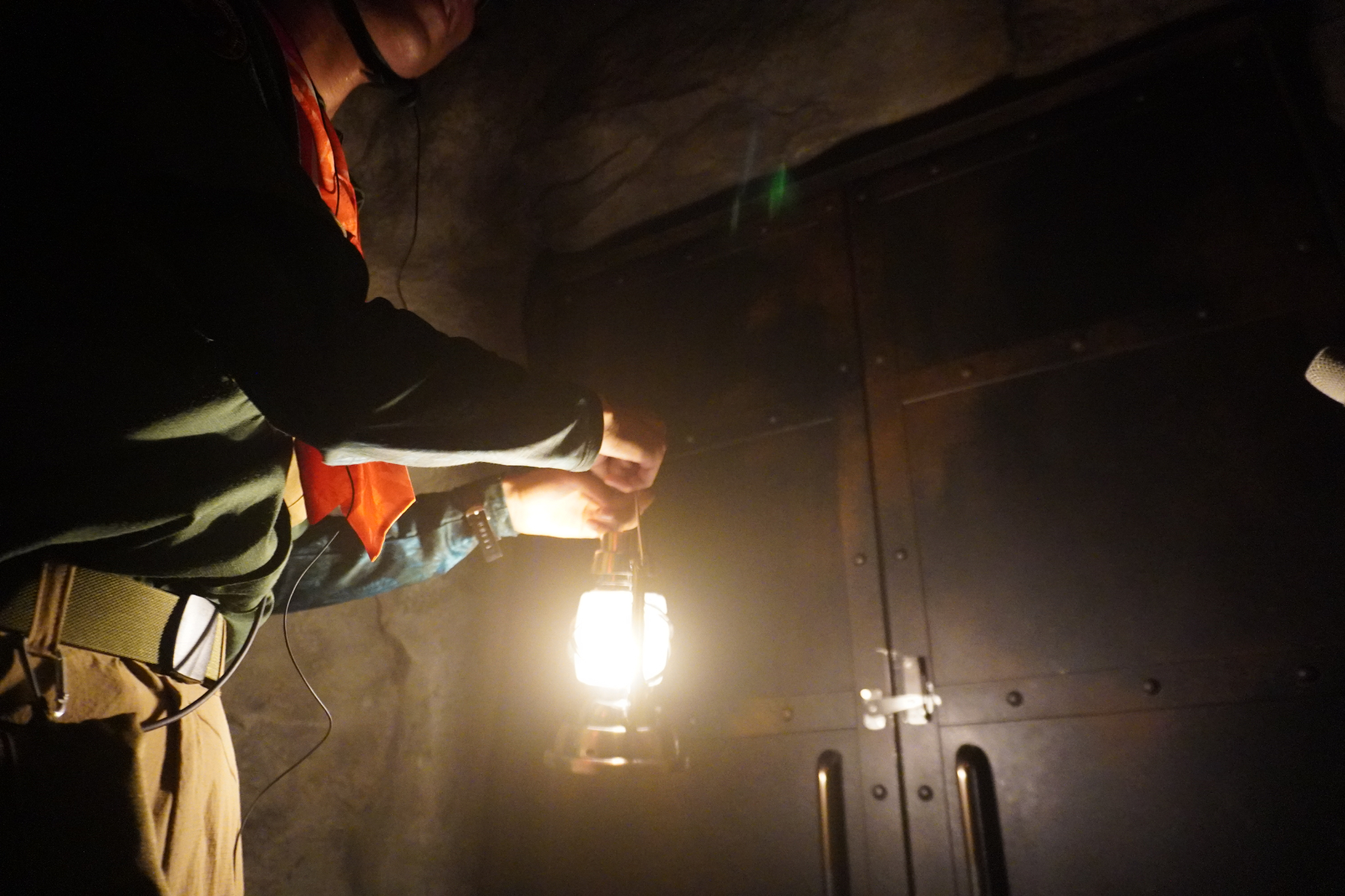 「ファインディングダイナソー」は、迷子になった恐竜の赤ちゃんを探すジャングルツアー。途中にはトロッコや吊り橋もあり、クライマックスは狭い洞窟の中へ。そこで見られる感動の光景は、ぜひパークに来場して体験を。ツアーの最後には参加者特典のステッカーシールがもらえ、動く恐竜との記念撮影も楽しめる