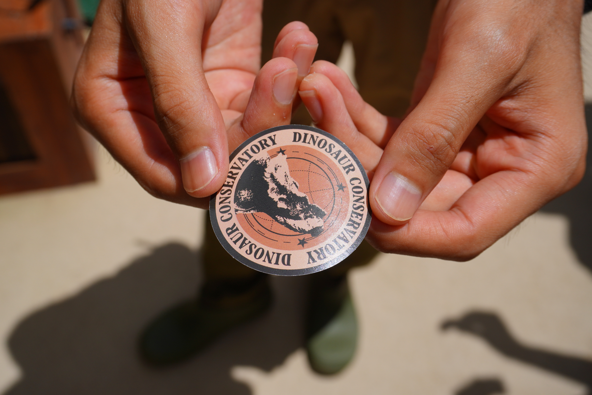 「ファインディングダイナソー」は、迷子になった恐竜の赤ちゃんを探すジャングルツアー。途中にはトロッコや吊り橋もあり、クライマックスは狭い洞窟の中へ。そこで見られる感動の光景は、ぜひパークに来場して体験を。ツアーの最後には参加者特典のステッカーシールがもらえ、動く恐竜との記念撮影も楽しめる