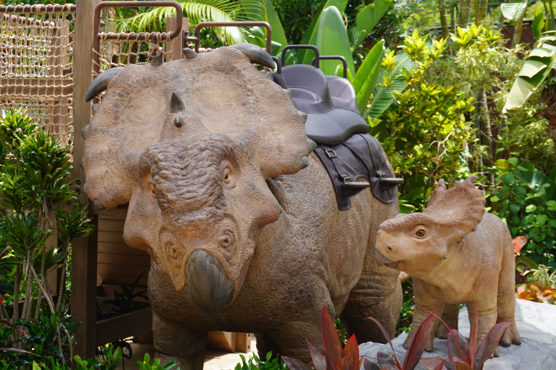 「ファインディングダイナソー」は、迷子になった恐竜の赤ちゃんを探すジャングルツアー。途中にはトロッコや吊り橋もあり、クライマックスは狭い洞窟の中へ。そこで見られる感動の光景は、ぜひパークに来場して体験を。ツアーの最後には参加者特典のステッカーシールがもらえ、動く恐竜との記念撮影も楽しめる