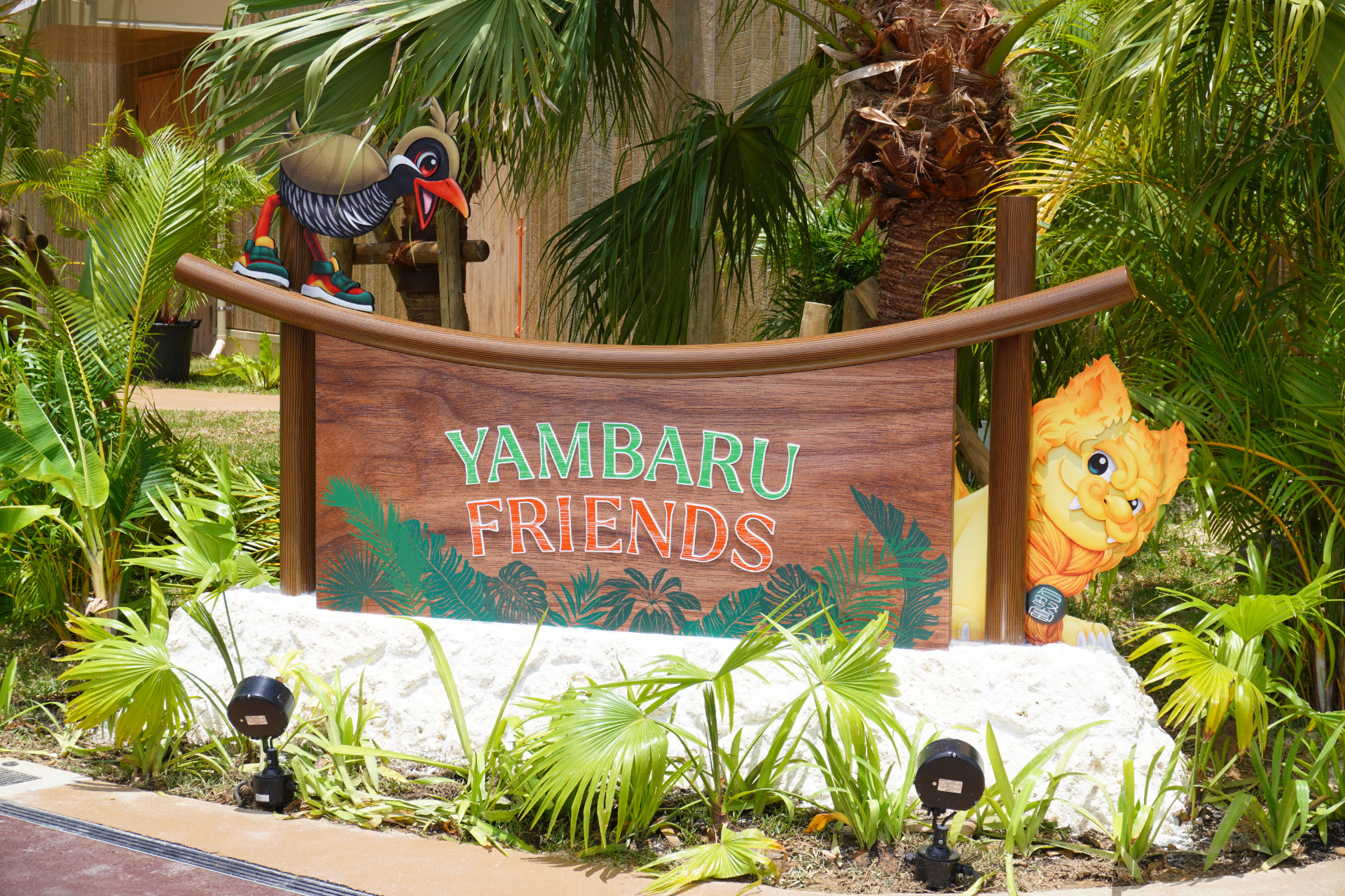 屋内シアター型アトラクション「やんばるフレンズ」。プレショーでは研究所のような空間でやんばるの森の生態について学びつつ、動くはずのない絵が生き物のようにはしゃぎだし……。メインシアターへ移動すると、ヤンバルクイナの「ジャン」と守り神のシーサー「シン」が登場し、ゲストとの会話や問答を繰り広げる。突然雨が振り出して濡れちゃうかも？