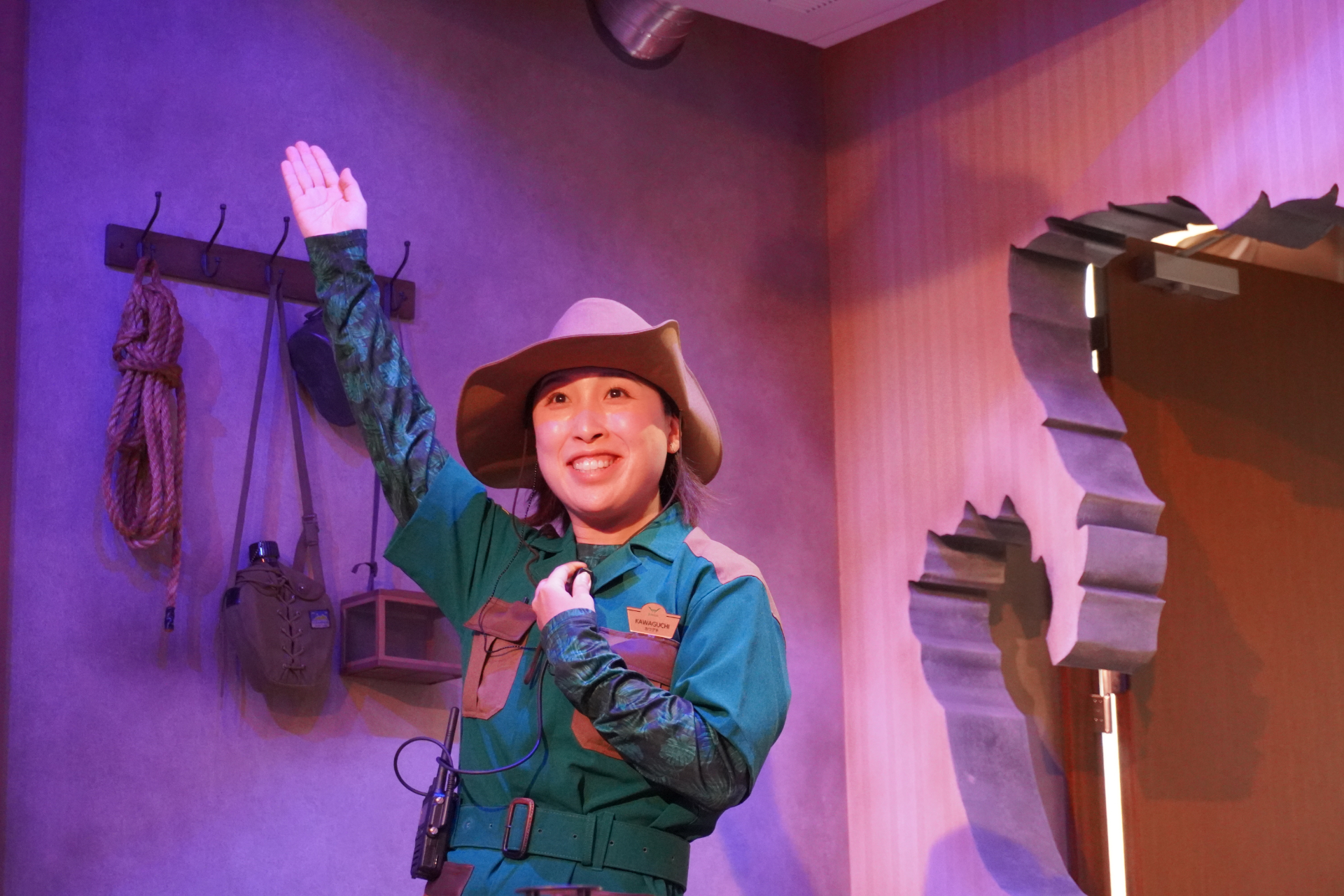 屋内シアター型アトラクション「やんばるフレンズ」。プレショーでは研究所のような空間でやんばるの森の生態について学びつつ、動くはずのない絵が生き物のようにはしゃぎだし……。メインシアターへ移動すると、ヤンバルクイナの「ジャン」と守り神のシーサー「シン」が登場し、ゲストとの会話や問答を繰り広げる。突然雨が振り出して濡れちゃうかも？