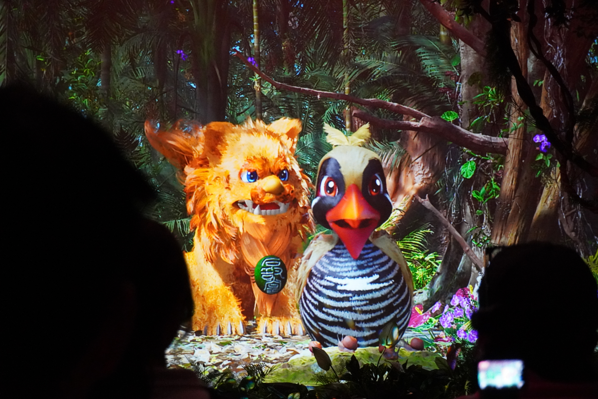 屋内シアター型アトラクション「やんばるフレンズ」。プレショーでは研究所のような空間でやんばるの森の生態について学びつつ、動くはずのない絵が生き物のようにはしゃぎだし……。メインシアターへ移動すると、ヤンバルクイナの「ジャン」と守り神のシーサー「シン」が登場し、ゲストとの会話や問答を繰り広げる。突然雨が振り出して濡れちゃうかも？