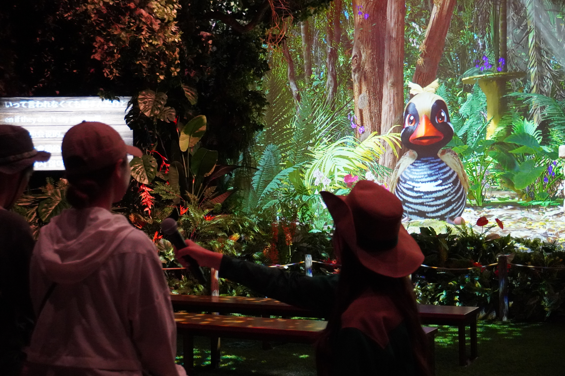 屋内シアター型アトラクション「やんばるフレンズ」。プレショーでは研究所のような空間でやんばるの森の生態について学びつつ、動くはずのない絵が生き物のようにはしゃぎだし……。メインシアターへ移動すると、ヤンバルクイナの「ジャン」と守り神のシーサー「シン」が登場し、ゲストとの会話や問答を繰り広げる。突然雨が振り出して濡れちゃうかも？