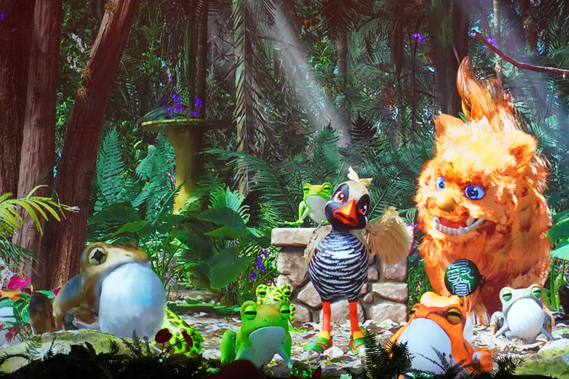 屋内シアター型アトラクション「やんばるフレンズ」。プレショーでは研究所のような空間でやんばるの森の生態について学びつつ、動くはずのない絵が生き物のようにはしゃぎだし……。メインシアターへ移動すると、ヤンバルクイナの「ジャン」と守り神のシーサー「シン」が登場し、ゲストとの会話や問答を繰り広げる。突然雨が振り出して濡れちゃうかも？