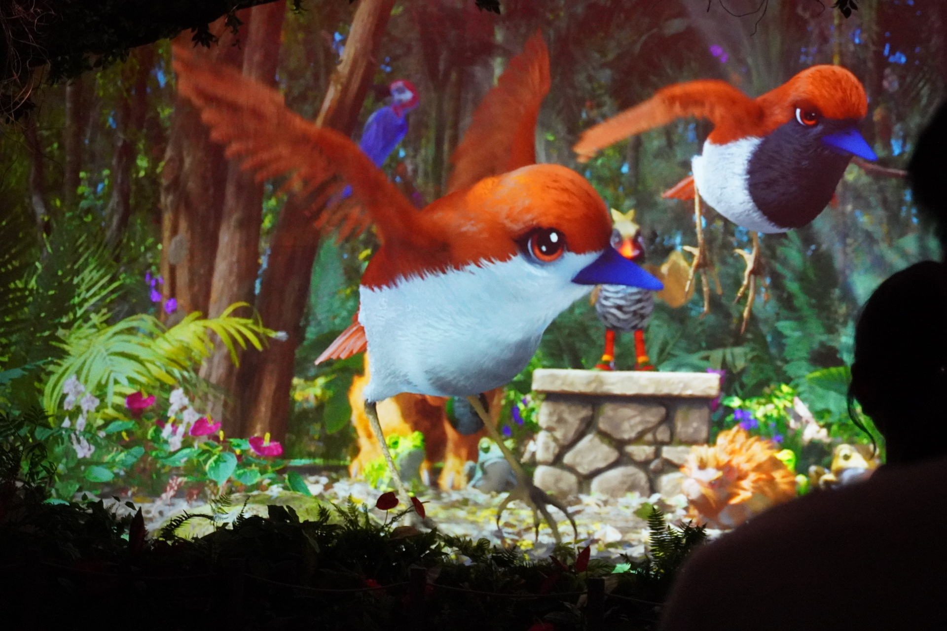 屋内シアター型アトラクション「やんばるフレンズ」。プレショーでは研究所のような空間でやんばるの森の生態について学びつつ、動くはずのない絵が生き物のようにはしゃぎだし……。メインシアターへ移動すると、ヤンバルクイナの「ジャン」と守り神のシーサー「シン」が登場し、ゲストとの会話や問答を繰り広げる。突然雨が振り出して濡れちゃうかも？