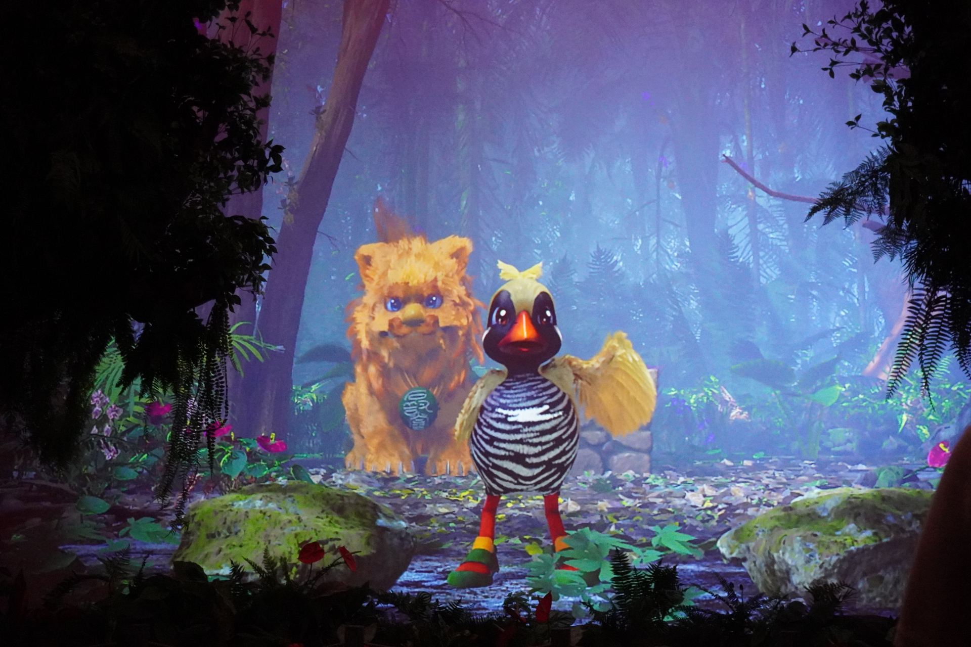 屋内シアター型アトラクション「やんばるフレンズ」。プレショーでは研究所のような空間でやんばるの森の生態について学びつつ、動くはずのない絵が生き物のようにはしゃぎだし……。メインシアターへ移動すると、ヤンバルクイナの「ジャン」と守り神のシーサー「シン」が登場し、ゲストとの会話や問答を繰り広げる。突然雨が振り出して濡れちゃうかも？