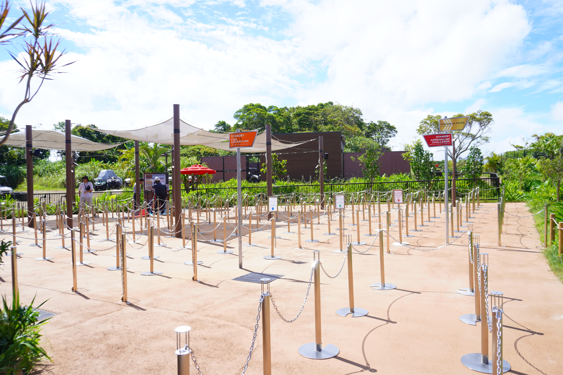 「バギーボルテージ～アドレナリンチャレンジコース～」は2人乗りの本格的なバギーでジャングルのなかを疾走するアトラクション。アップダウンの激しい道を疾走する難関コースで、要普通自動車免許。ヘルメットやゴーグルなど必要な装備は用意されている