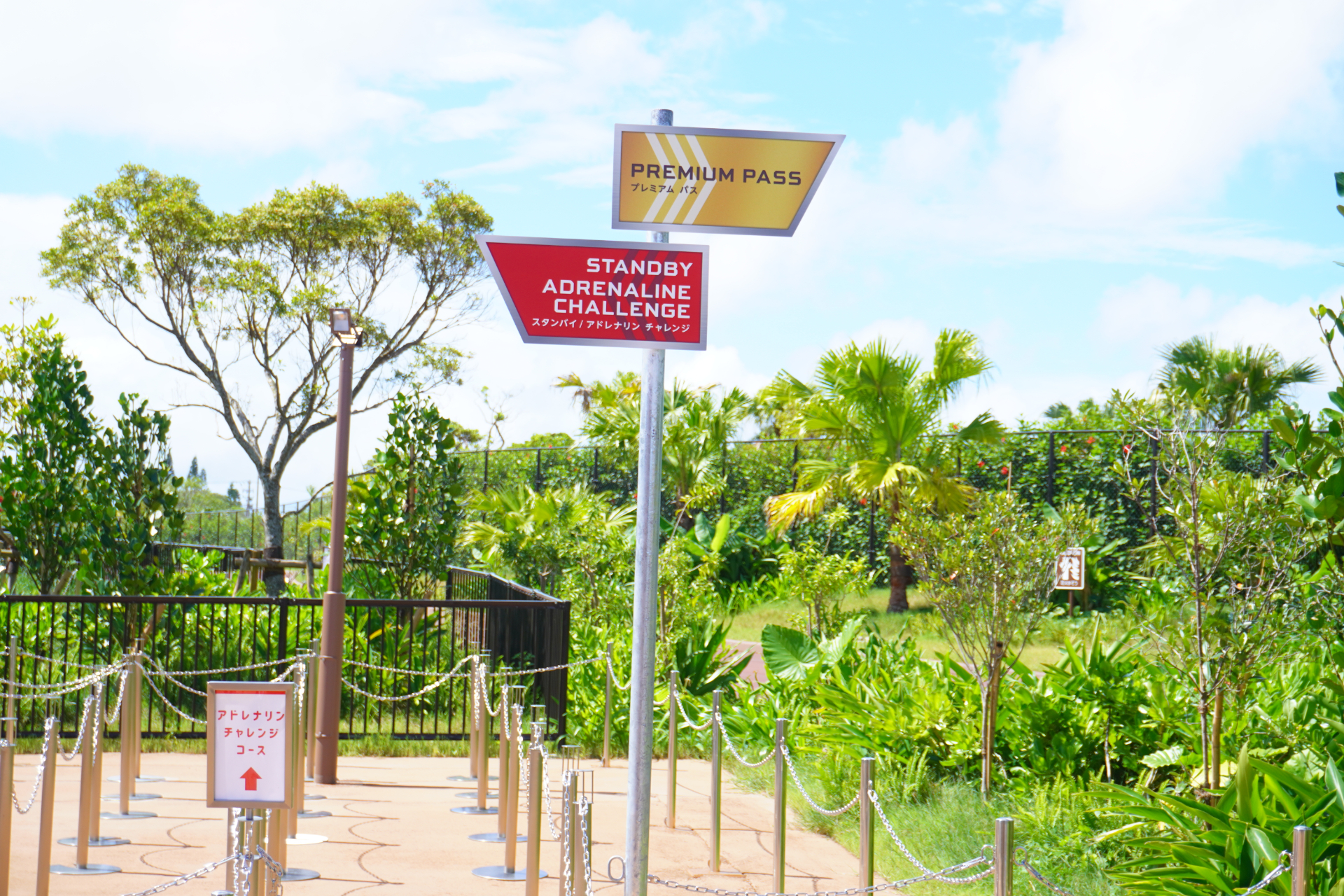 「バギーボルテージ～アドレナリンチャレンジコース～」は2人乗りの本格的なバギーでジャングルのなかを疾走するアトラクション。アップダウンの激しい道を疾走する難関コースで、要普通自動車免許。ヘルメットやゴーグルなど必要な装備は用意されている