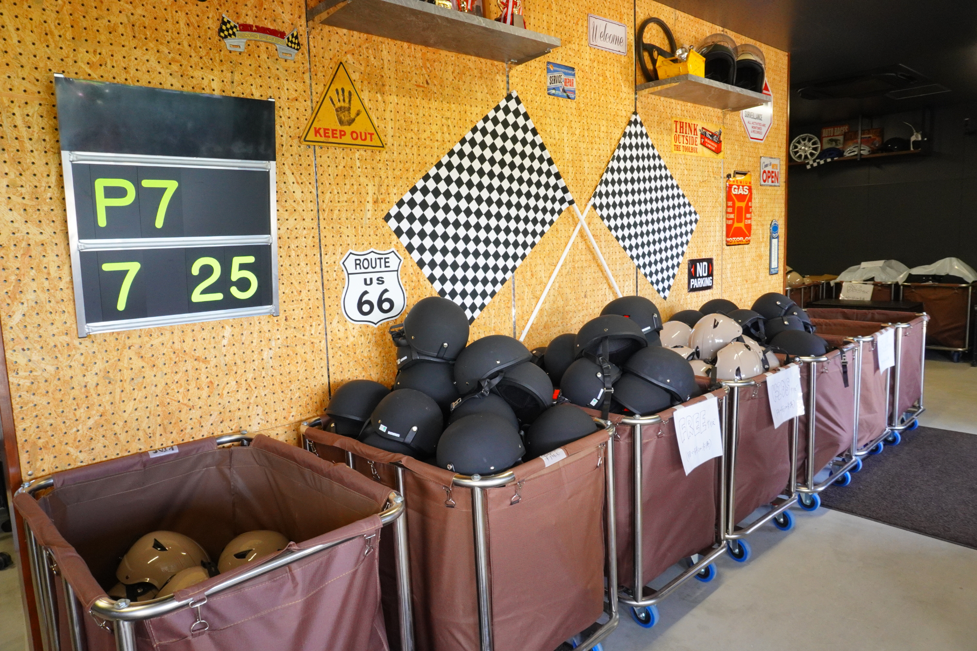 「バギーボルテージ～アドレナリンチャレンジコース～」は2人乗りの本格的なバギーでジャングルのなかを疾走するアトラクション。アップダウンの激しい道を疾走する難関コースで、要普通自動車免許。ヘルメットやゴーグルなど必要な装備は用意されている