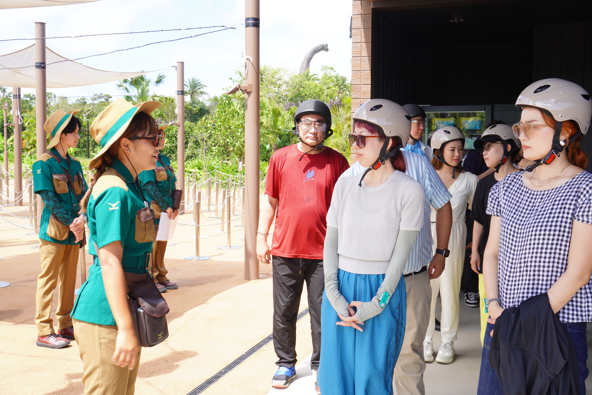 「バギーボルテージ～アドレナリンチャレンジコース～」は2人乗りの本格的なバギーでジャングルのなかを疾走するアトラクション。アップダウンの激しい道を疾走する難関コースで、要普通自動車免許。ヘルメットやゴーグルなど必要な装備は用意されている